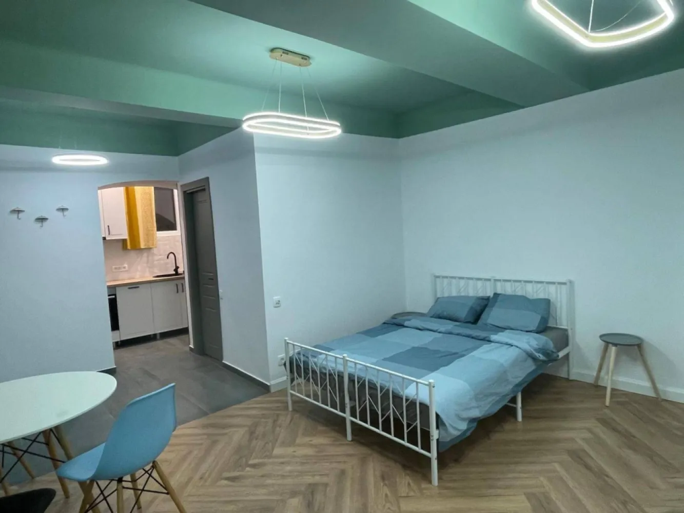 PF Vand Apartament 1 camera/Garsoniera demisol - Proprietar, ofer spre vânzare apartament situat la demisol compus dintr-o cameră, bucatarie (separată), hol și baie. 
Ideal pentru locuire / birou / cabinet / investiție. Apartamentul este renovat recent modern, instalații complet refăcute, mobilier MDF, parchet herringbone, geamuri termopan de dimensiuni generoase, centrală proprie cu încălzire în pardoseală. Complet mobilat și utilat(frigider, plita inductie, masina spalat haine, masina spalat vase, hota, cuptor electric, cuptor microunde, etc)
Spațiul dispune de un set de trepte închis cu structura si geamuri termopan, cu accesul direct din curtea interioară a blocului - curte privată cu acces auto și parcare.
Locația este ultra-centrală, zona N. Balcescu, aproape de magazine, transport în comun, the Office, cinema, piața, etc.
Pentru mai multe detalii ma puteți contacta pe platforma piata-az sau telefonic. Rog si ofer seriozitate.
118.000€ - negociabil.
Tel. 0742.179.552