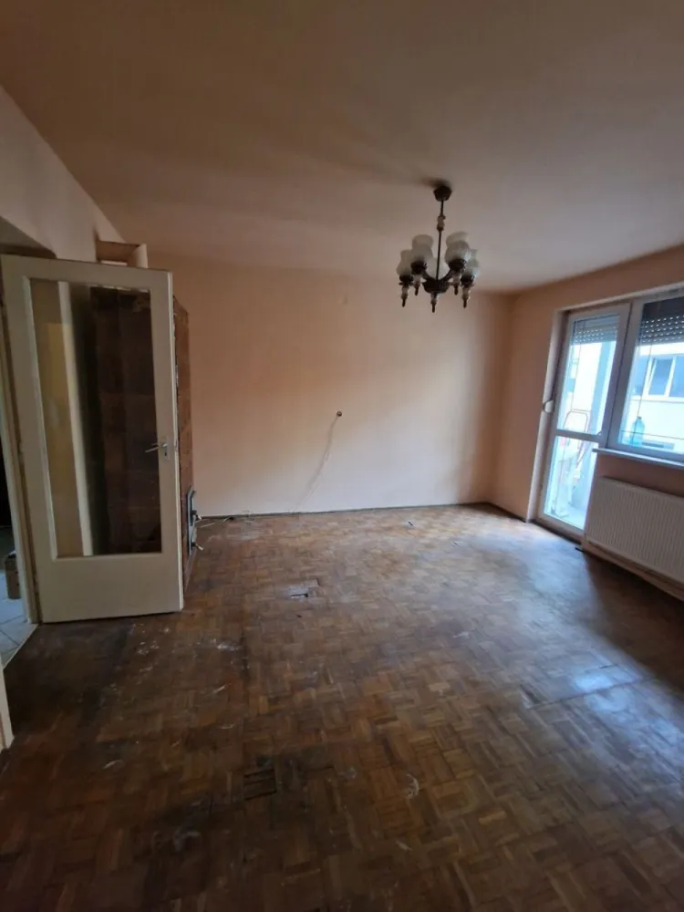 BRASADAS vinde ap 3 cam etaj 1/4 60mp in zona Ultracentrala. - Agentia Imobiliara BRASADAS vinde apartament cu 3 camere, 60 mp semidecomandat, etaj 1 din 4, gem termopan, jaluzele, balcon mare. 
Apartamentul nu este renovat.
Www.brasadas.com.