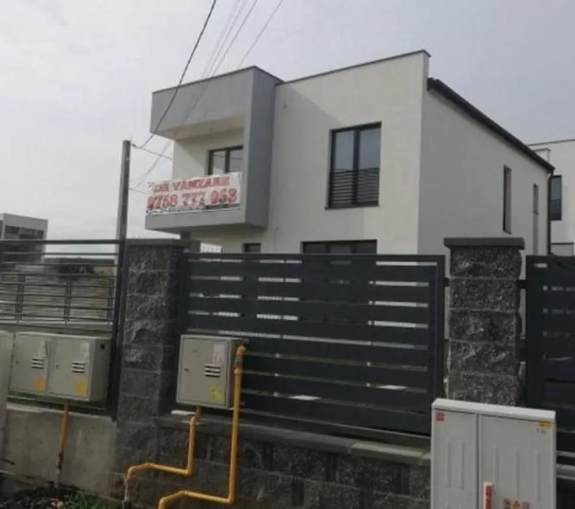 Vand casa clasa energetica A casa verde str.Valea Chintaului 99 - Casa se afla pe strada Valea Chintaului nr. 99 Cluj-Napoca, langa Terra Garden, la strada principala, strada este acum reabilitata, fiind prevazute asfaltarea, trotuare, accese in curti, piste de bicicleta, alveole pentru statii de autobuz, spatii verzi, iluminat stradal cu LED. Acces facil, statia pentru mijloacele de transport in comun in apropiere.
Casa este dispusa pe doua nivele P+1E si garaj aferent cu inchidere automatizata. Structura este din beton armat clasa superioara C25/30 si caramida Phoroterm. Peste etaj este placa de beton armat. Acoperisul este tip sarpanta, intr-o apa, din tabla dublu faltuita Wetterbest. Izolatia exterioara este cu vata bazaltica de 10 cm. Tamplaria este din profil Salamander cu 6 camere si sticla tripan.
Suprafata de teren aferenta casei este de 334 mp si suprafata construita desfasurata este de 187,80 mp.
Configuratia casei este urmatoarea:
Parter: terasa acces, hol, camera de zi, bucatarie, loc de luat masa, debara , baie,
Etaj: 3 dormitoare, logie, dresing, baie, hol, casa scarii
Se preda la stadiul semifinisat cu sape elicopterizate si pereti gletuiti.
Instalatiile interioare la pozitii, incalzire in pardosela la ambele nivele.
Exterior finsat cu tecuncuiala decorativa si gresie la terasa de intrare si logie.
Curtea este pavata cu dale ecologice si s-a plantat gazon. Gardul este din beton si panouri din bare metalice rectangulare.
Toate utilitatile apa, gaz, canalizare, internet, curent trifazic - se pot instala panouri solare/fotovoltaice si statii de incarcare auto.
Casa are clasa energetica A, se pot obtine credite avantajoase, fiind casa verde.
Lucrarile sunt finalizate, receptia facuta si extras CF.