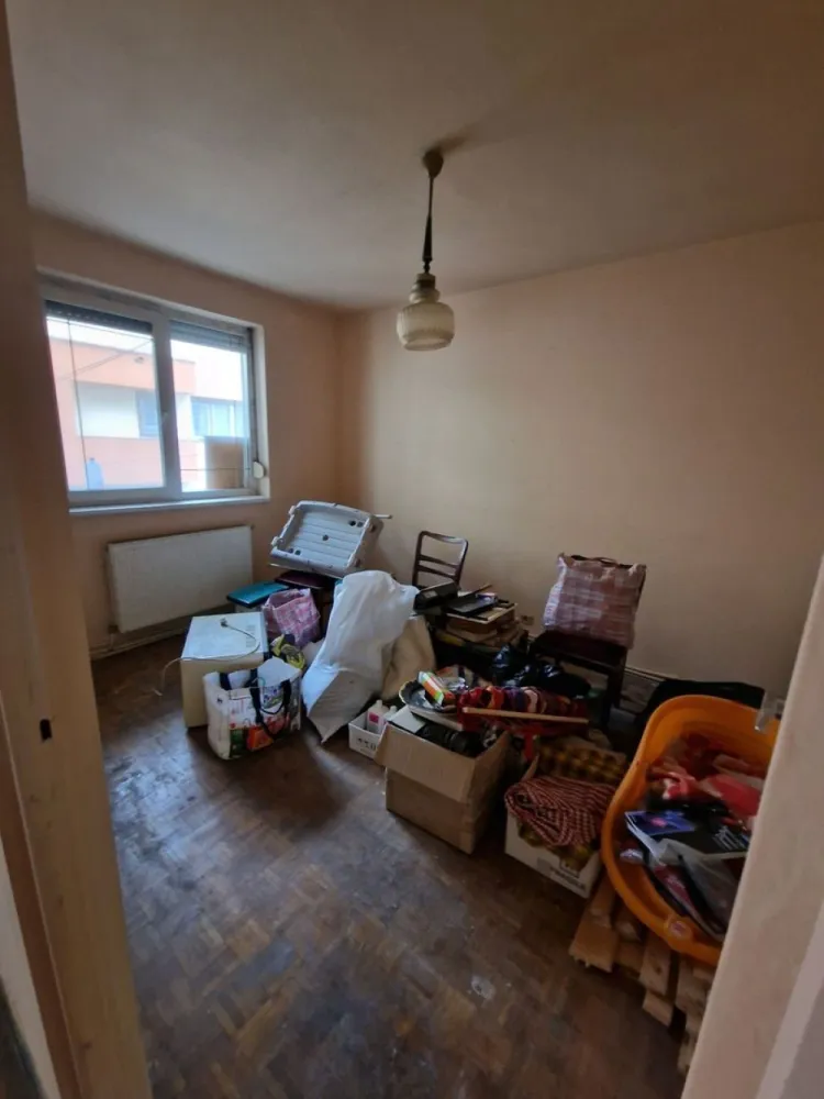 BRASADAS vinde ap 3 cam etaj 1/4 60mp in zona Ultracentrala. - Agentia Imobiliara BRASADAS vinde apartament cu 3 camere, 60 mp semidecomandat, etaj 1 din 4, gem termopan, jaluzele, balcon mare. 
Apartamentul nu este renovat.
Www.brasadas.com.