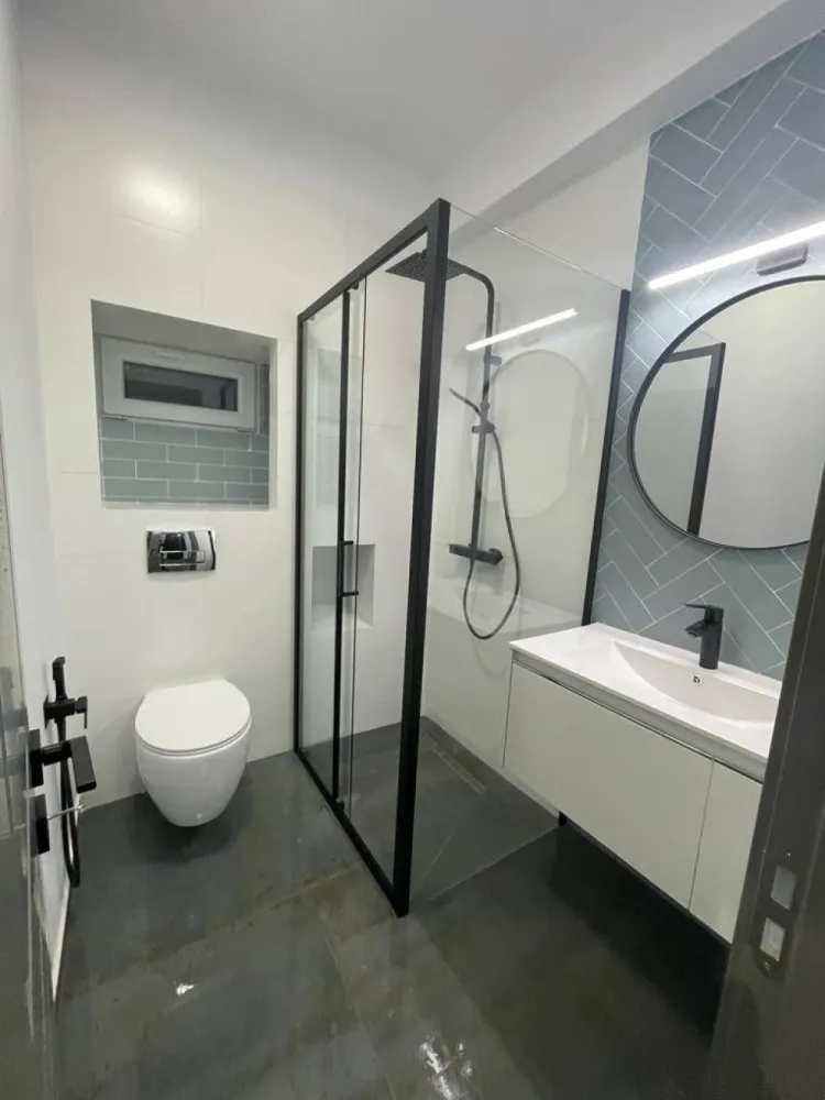 PF Vand Apartament 1 camera/Garsoniera demisol - Proprietar, ofer spre vânzare apartament situat la demisol compus dintr-o cameră, bucatarie (separată), hol și baie. 
Ideal pentru locuire / birou / cabinet / investiție. Apartamentul este renovat recent modern, instalații complet refăcute, mobilier MDF, parchet herringbone, geamuri termopan de dimensiuni generoase, centrală proprie cu încălzire în pardoseală. Complet mobilat și utilat(frigider, plita inductie, masina spalat haine, masina spalat vase, hota, cuptor electric, cuptor microunde, etc)
Spațiul dispune de un set de trepte închis cu structura si geamuri termopan, cu accesul direct din curtea interioară a blocului - curte privată cu acces auto și parcare.
Locația este ultra-centrală, zona N. Balcescu, aproape de magazine, transport în comun, the Office, cinema, piața, etc.
Pentru mai multe detalii ma puteți contacta pe platforma piata-az sau telefonic. Rog si ofer seriozitate.
118.000€ - negociabil.
Tel. 0742.179.552