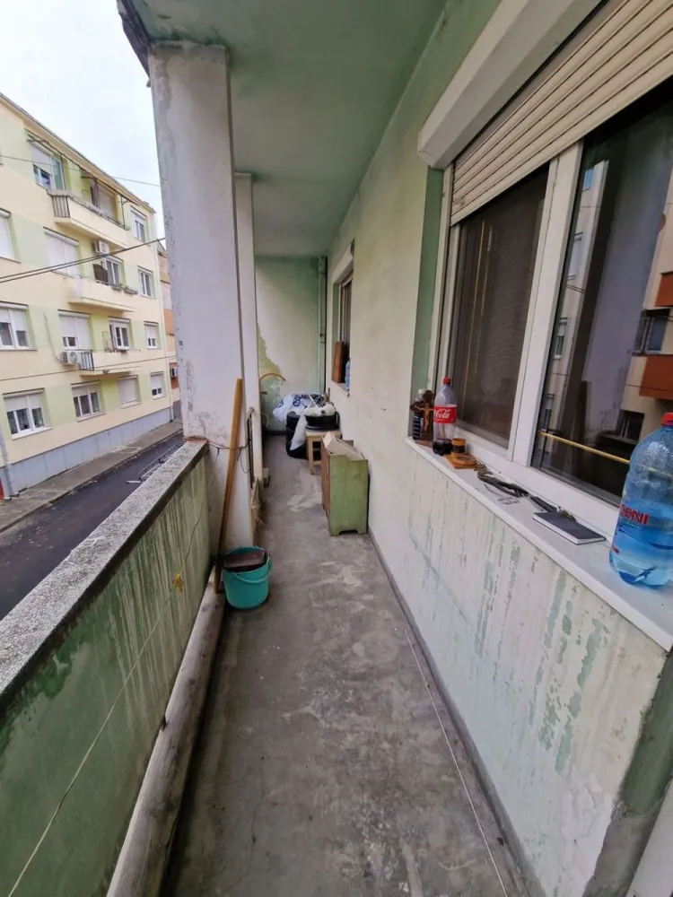 BRASADAS vinde ap 3 cam etaj 1/4 60mp in zona Ultracentrala. - Agentia Imobiliara BRASADAS vinde apartament cu 3 camere, 60 mp semidecomandat, etaj 1 din 4, gem termopan, jaluzele, balcon mare. 
Apartamentul nu este renovat.
Www.brasadas.com.