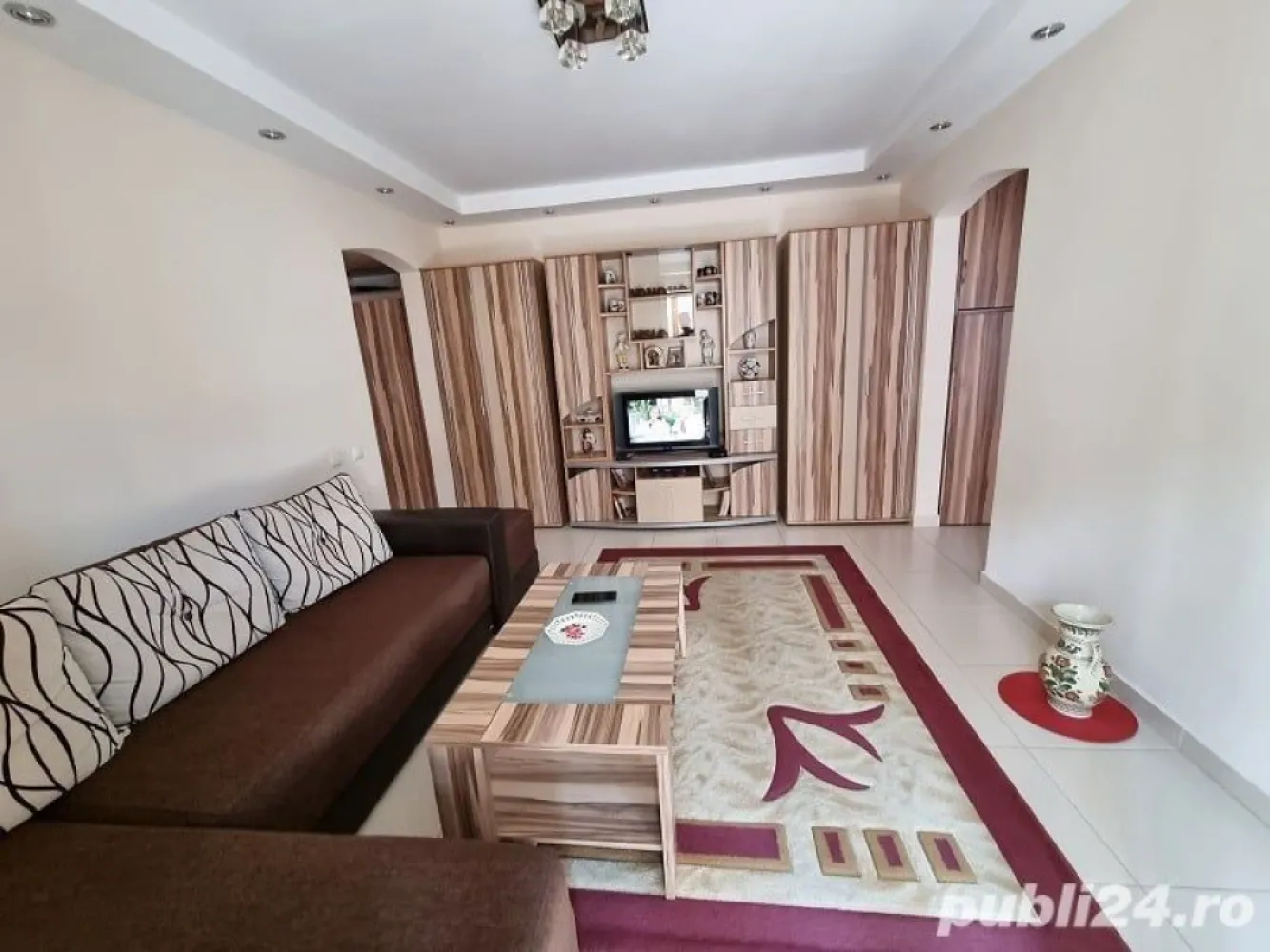 Apartament cu 3 camere - Persoana fizica vând apartament cu 3 camere în cartierul Manastur în zona BIG cu suprafata de 52mp utili situat în bloc cu 4 nivele izolat termic la etaj intermediar compartimentarea fiind semidecomandata având o bucătărie, un living cu ieșire pe balcon de 3mp,doua dormitoare si o baie. Este aproape de magazine și stațiile de transport. Dispune de frigider, hota, plita, mașina de spălat rufe, cuptor electric și ușa metalica la întrare. Dispune și de o boxa la subsolul imobilului de 4mp.Zona este liniștită și se oferă la cheie finisat, mobilat și utilat fără ca să mai necesite investiții ulterioare. Încălzirea în apartament se face cu centrala proprie marca Wiessman iar instalatia de încălzire este pe țeavă de cupru iar instalația electrica a fost schimbata.