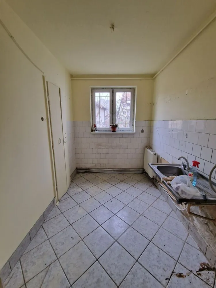BRASADAS vinde ap 3 cam etaj 1/4 60mp in zona Ultracentrala. - Agentia Imobiliara BRASADAS vinde apartament cu 3 camere, 60 mp semidecomandat, etaj 1 din 4, gem termopan, jaluzele, balcon mare. 
Apartamentul nu este renovat.
Www.brasadas.com.