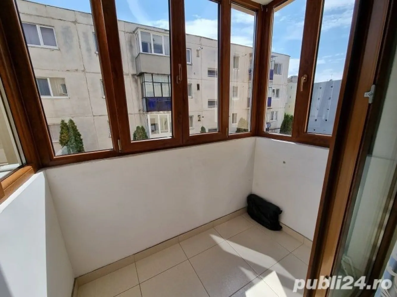 Apartament cu 3 camere - Persoana fizica vând apartament cu 3 camere în cartierul Manastur în zona BIG cu suprafata de 52mp utili situat în bloc cu 4 nivele izolat termic la etaj intermediar compartimentarea fiind semidecomandata având o bucătărie, un living cu ieșire pe balcon de 3mp,doua dormitoare si o baie. Este aproape de magazine și stațiile de transport. Dispune de frigider, hota, plita, mașina de spălat rufe, cuptor electric și ușa metalica la întrare. Dispune și de o boxa la subsolul imobilului de 4mp.Zona este liniștită și se oferă la cheie finisat, mobilat și utilat fără ca să mai necesite investiții ulterioare. Încălzirea în apartament se face cu centrala proprie marca Wiessman iar instalatia de încălzire este pe țeavă de cupru iar instalația electrica a fost schimbata.