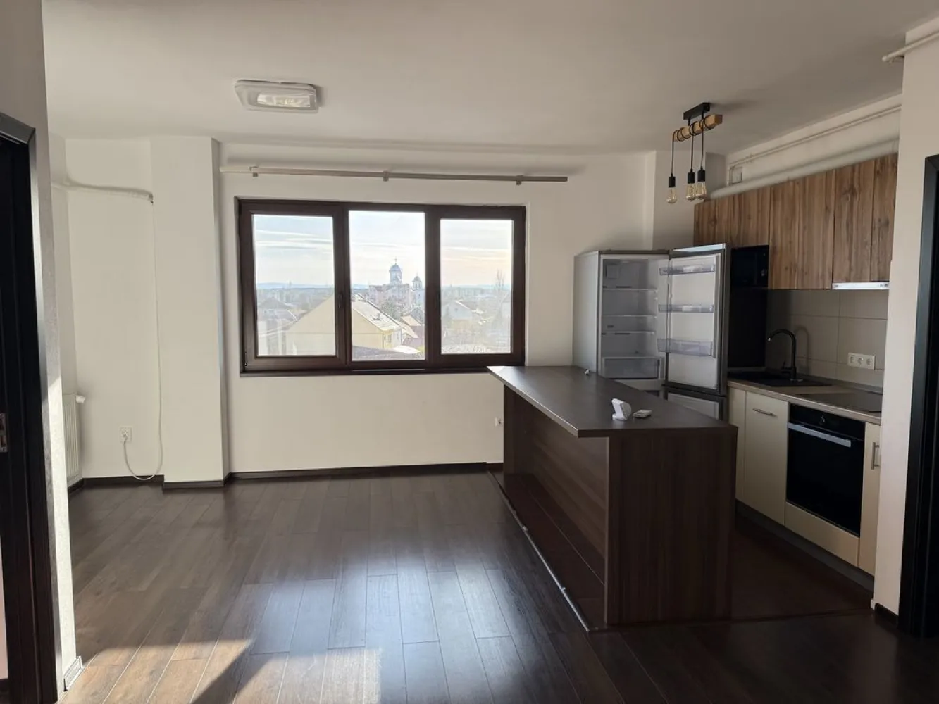 BRASADAS vinde ap 3 cam cu loc de parcare - Agentia Imobiliara BRASADAS vinde apartament cu 3 camere , bloc nou, construit in 2018, izolat, inclusiv planseul. 
Este situat la etajul 4/4, compus din: living + bucatarie open space, 2 dormitoare, baie si 2 balcoane.
Zona pietii de vechituri, str Alexandru Odobescu.
Apartamentul este partial mobilat si utilat.
Locul de parcare nu este inclus in pret