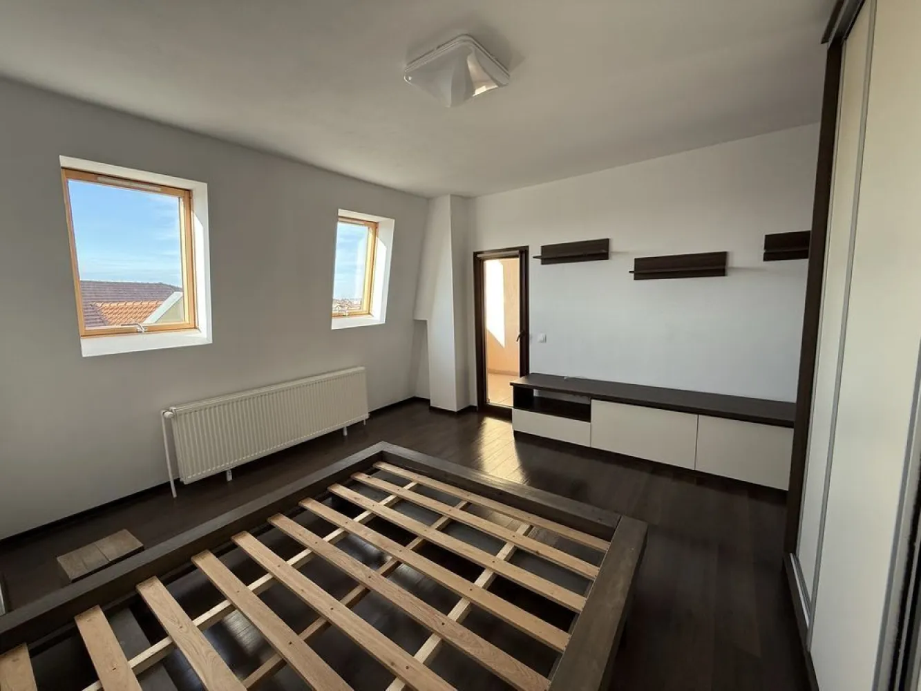 BRASADAS vinde ap 3 cam cu loc de parcare - Agentia Imobiliara BRASADAS vinde apartament cu 3 camere , bloc nou, construit in 2018, izolat, inclusiv planseul. 
Este situat la etajul 4/4, compus din: living + bucatarie open space, 2 dormitoare, baie si 2 balcoane.
Zona pietii de vechituri, str Alexandru Odobescu.
Apartamentul este partial mobilat si utilat.
Locul de parcare nu este inclus in pret
