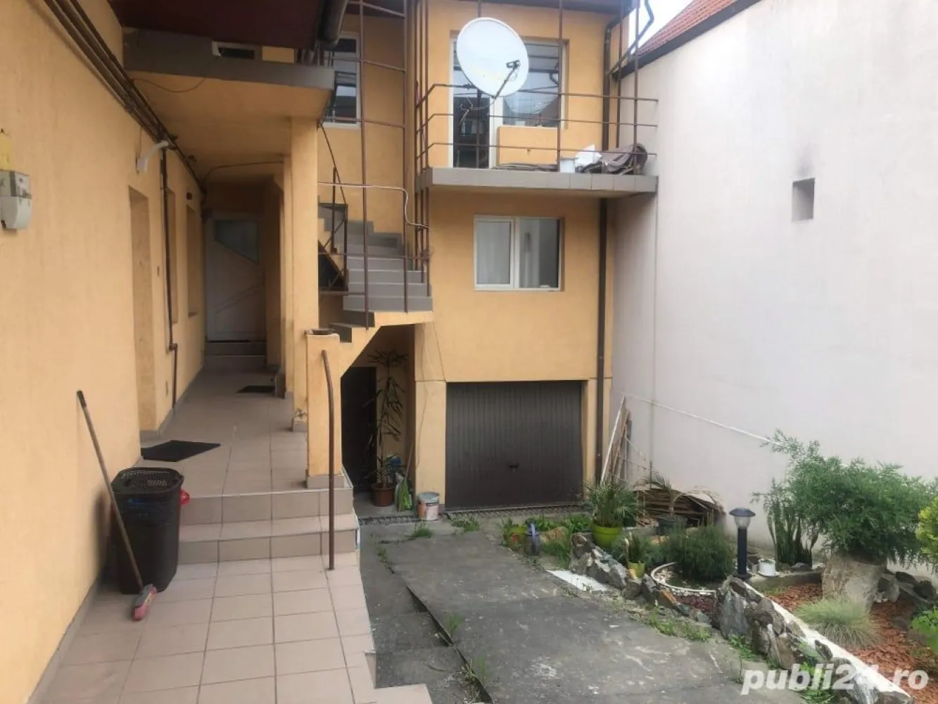 BRASADAS vinde casa cu 5 apartamente in zona ZORILOR - Agentia Imobiliara BRASADAS vinde casa individuala reconstruita in 2004 cu 5 apartamente separate a cate 2 camere, baie, bucatarie fiecare, demisol, parter, etaj,garaj,pivnița.
Locuibil 375 metri pătrați si grădina in jur de 400 metri pătrați.
Casa se afla in cartierul Zorilor.
Www.brasadas.com.