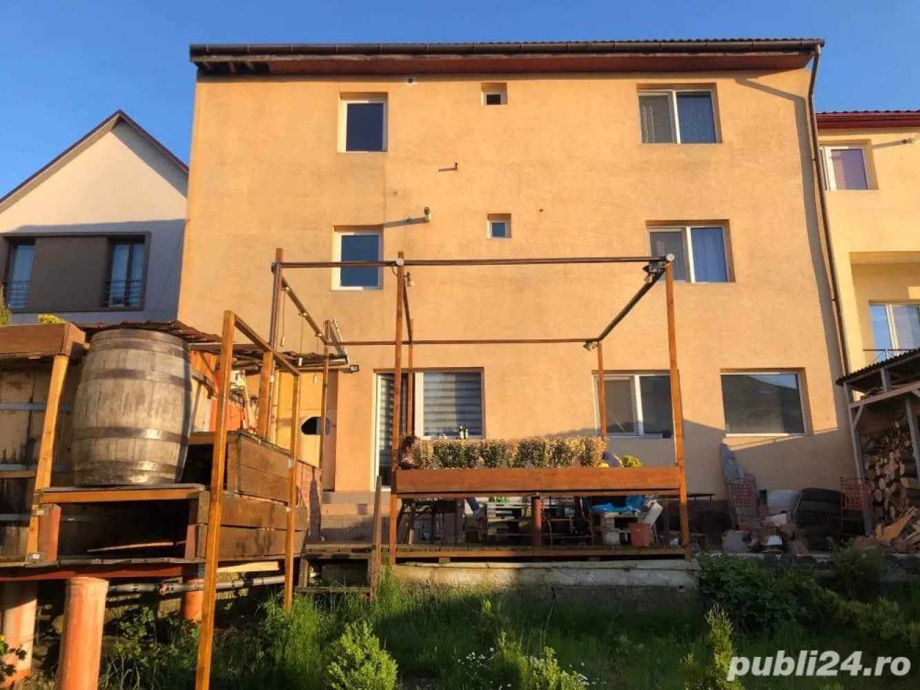 BRASADAS vinde casa cu 5 apartamente in zona ZORILOR - Agentia Imobiliara BRASADAS vinde casa individuala reconstruita in 2004 cu 5 apartamente separate a cate 2 camere, baie, bucatarie fiecare, demisol, parter, etaj,garaj,pivnița.
Locuibil 375 metri pătrați si grădina in jur de 400 metri pătrați.
Casa se afla in cartierul Zorilor.
Www.brasadas.com.