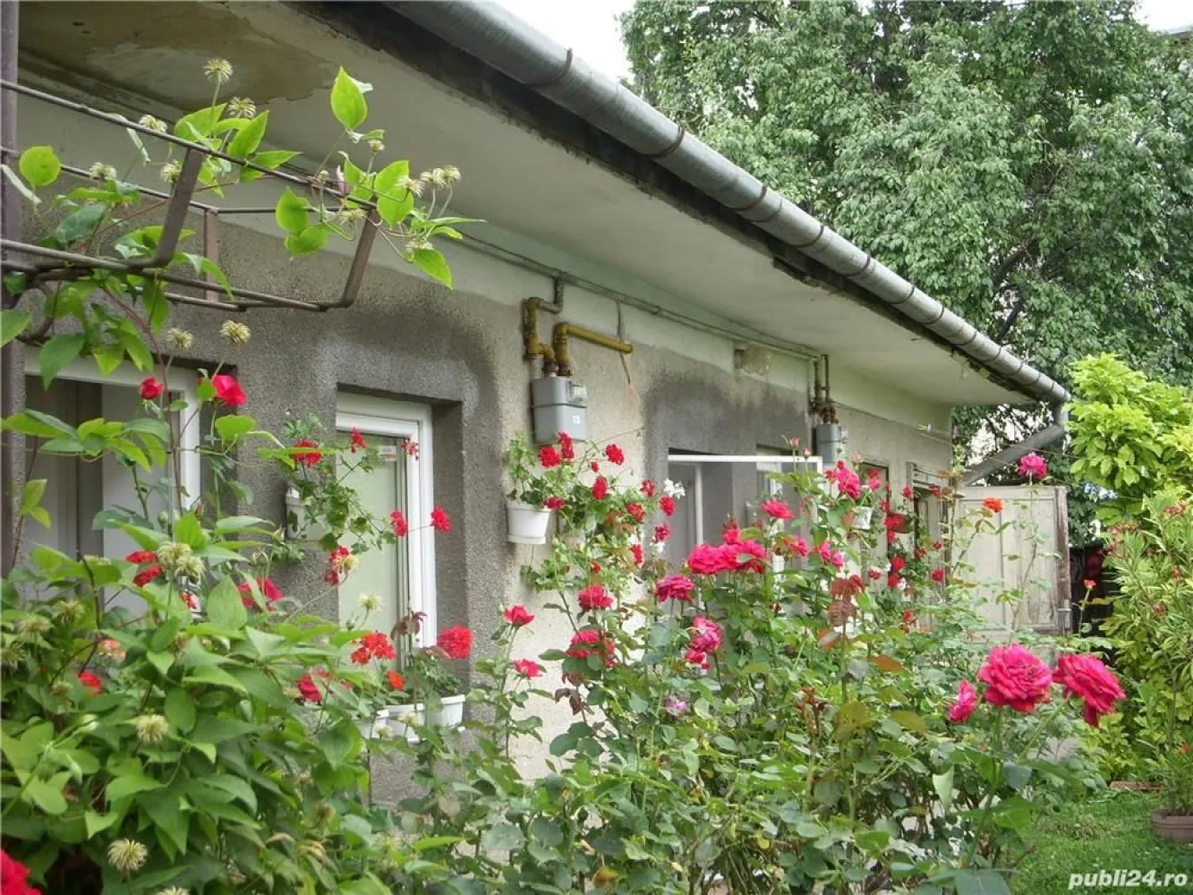 BRASADAS vinde casa singur in curte in zona semicentrala. - Agentia Imobiliara BRASADAS vinde casa in zona semicentrals, zona Abator - Parcul Feroviarilor, curte individuala 417mp, casa 113 mp, parter, mansardabila, finisata clasic, centrala termica, sobe teracota, parchet,etc. compusa din 4 camere, o baie, hol, bucatarie. 
Poate fi intrebuintata unifamiliala sau 2 apartamente separate. 
Www.brasadas.com.