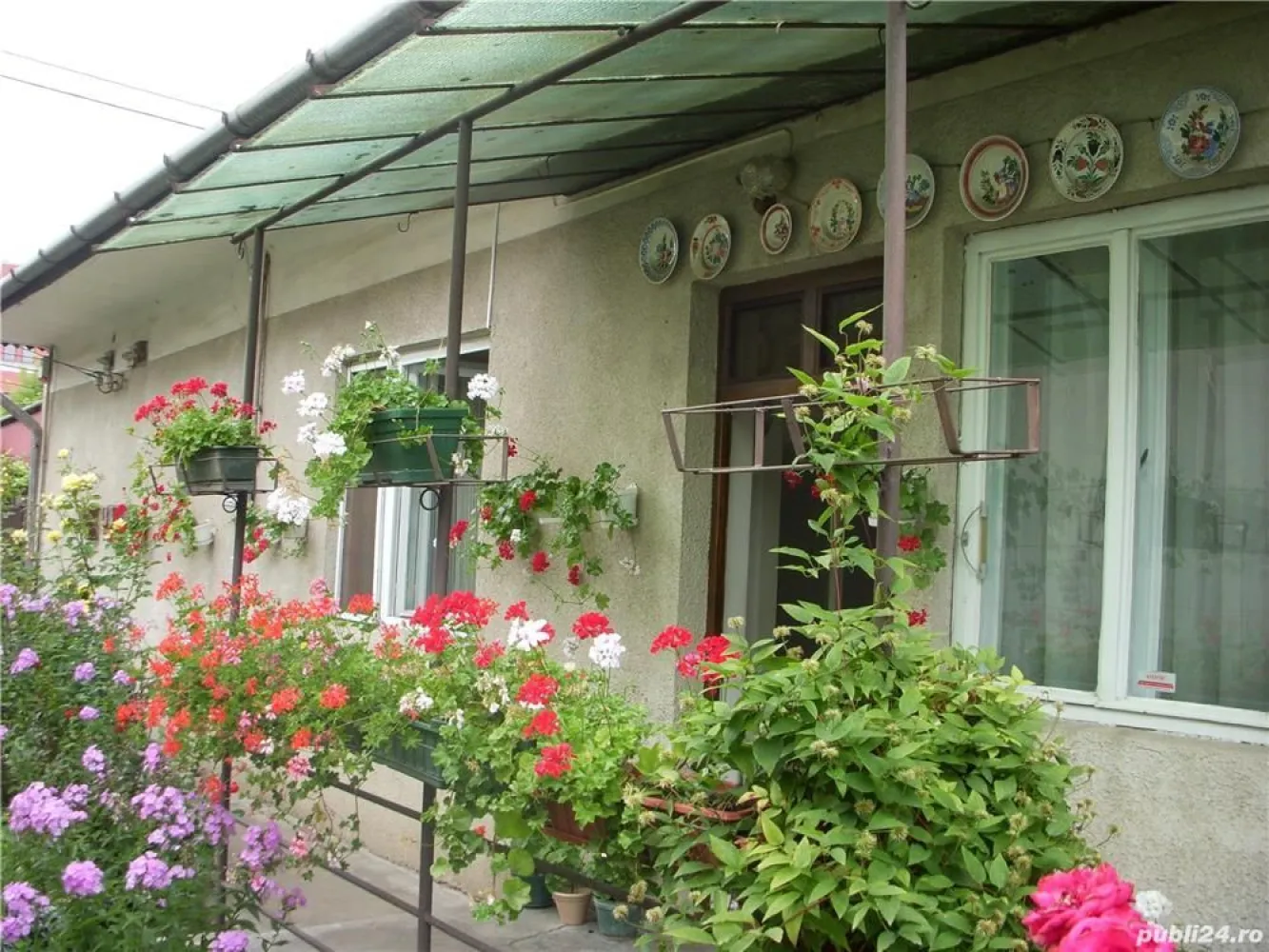 BRASADAS vinde casa singur in curte in zona semicentrala. - Agentia Imobiliara BRASADAS vinde casa in zona semicentrals, zona Abator - Parcul Feroviarilor, curte individuala 417mp, casa 113 mp, parter, mansardabila, finisata clasic, centrala termica, sobe teracota, parchet,etc. compusa din 4 camere, o baie, hol, bucatarie. 
Poate fi intrebuintata unifamiliala sau 2 apartamente separate. 
Www.brasadas.com.