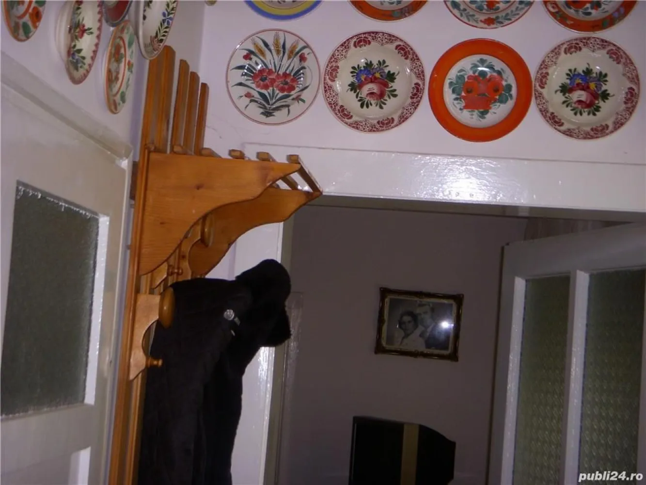 BRASADAS vinde casa singur in curte in zona semicentrala. - Agentia Imobiliara BRASADAS vinde casa in zona semicentrals, zona Abator - Parcul Feroviarilor, curte individuala 417mp, casa 113 mp, parter, mansardabila, finisata clasic, centrala termica, sobe teracota, parchet,etc. compusa din 4 camere, o baie, hol, bucatarie. 
Poate fi intrebuintata unifamiliala sau 2 apartamente separate. 
Www.brasadas.com.