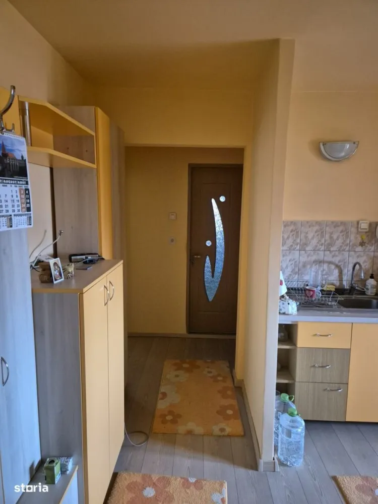 BRASADAS vinde ap 2 cam / 47 mp / mobilat / Zorilor. - Agentia Imobiliara BRASADAS vinde un apartament cu doua camere, situat in cartierul Zorilor, pe str. Lunii.Proprietatea are o suprafata utila de 47 mp, la etajul 4, intr-un imobil cu mansarda la etajul 5.Apartamentul este compartimentat eficient in: hol cu bucatarie deschisa, doua camere luminoase, cu acces pe balcon inchis din living si o baie prevazuta cu fereastra, oferind astfel confortul unei locuinte bine organizate.Apartamentul dispune de finisaje moderne, cu parchet din lemn, gresie si faianta, geamuri termopan, usa metalica la intrare si centrala termica proprie.
Se vine complet mobilat si utilat, fiind disponibil imediat.
www.brasadas.com.