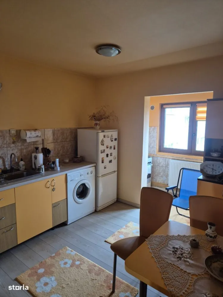 BRASADAS vinde ap 2 cam / 47 mp / mobilat / Zorilor. - Agentia Imobiliara BRASADAS vinde un apartament cu doua camere, situat in cartierul Zorilor, pe str. Lunii.Proprietatea are o suprafata utila de 47 mp, la etajul 4, intr-un imobil cu mansarda la etajul 5.Apartamentul este compartimentat eficient in: hol cu bucatarie deschisa, doua camere luminoase, cu acces pe balcon inchis din living si o baie prevazuta cu fereastra, oferind astfel confortul unei locuinte bine organizate.Apartamentul dispune de finisaje moderne, cu parchet din lemn, gresie si faianta, geamuri termopan, usa metalica la intrare si centrala termica proprie.
Se vine complet mobilat si utilat, fiind disponibil imediat.
www.brasadas.com.