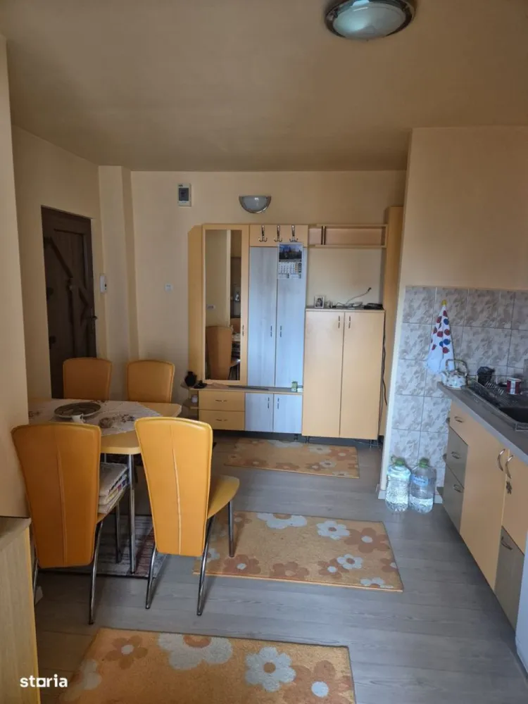 BRASADAS vinde ap 2 cam / 47 mp / mobilat / Zorilor. - Agentia Imobiliara BRASADAS vinde un apartament cu doua camere, situat in cartierul Zorilor, pe str. Lunii.Proprietatea are o suprafata utila de 47 mp, la etajul 4, intr-un imobil cu mansarda la etajul 5.Apartamentul este compartimentat eficient in: hol cu bucatarie deschisa, doua camere luminoase, cu acces pe balcon inchis din living si o baie prevazuta cu fereastra, oferind astfel confortul unei locuinte bine organizate.Apartamentul dispune de finisaje moderne, cu parchet din lemn, gresie si faianta, geamuri termopan, usa metalica la intrare si centrala termica proprie.
Se vine complet mobilat si utilat, fiind disponibil imediat.
www.brasadas.com.