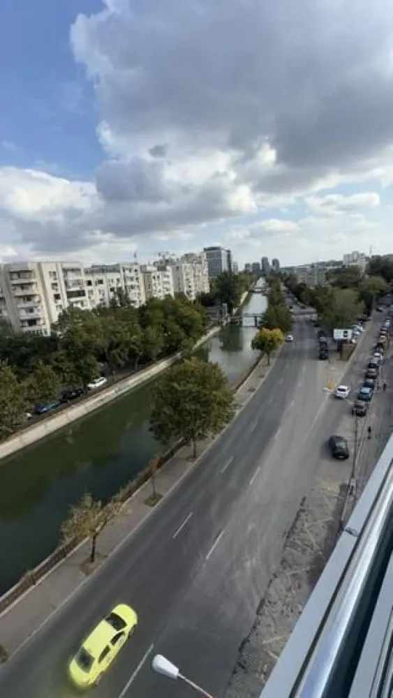 BRASADAS închiriază Sp birouri 200 mp Etaj 4 Timpuri Noi. - BRASADAS închiriază – Spațiu birouri 200 mp • Etaj 4 • Timpuri Noi

Agenția Imobiliară BRASADAS oferă spre închiriere un spațiu de 200 mp, situat la etajul 4, configurat parțial open-space, cu posibilitate de recompartimentare după nevoile chiriașului.

✔ 2 locuri de parcare incluse
✔ Locuri suplimentare disponibile gratuit sau în parcarea de lângă Metrou Timpuri Noi
✔ Acces excelent către metrou, autobuz și tramvai

Transport în apropiere:
– Metrou: Timpuri Noi (360 m), Tineretului (660 m)
– Tramvai: 360–380 m
– STB: 5 m – 520 m, multiple linii (313, 133, 323, 76, 312, 381 etc.)

Clădire:
– Construcție 2001, S+P+5E, suprafață totală 1919 mp
– Structură beton + cărămidă, compartimentări rigips
– Lift OTIS 8 persoane
– Fațadă cu panouri prefabricate, geamuri termopan aluminiu

Finisaje & dotări:
✔ Tavan casetat, parchet laminat / mochetă / gresie
✔ Grupuri sanitare moderne
✔ Sistem alarmă, CCTV, detecție incendiu + evacuare fum
✔ Aer condiționat split, încălzire/răcire 4 tevi
✔ Centrală termică proprie (subsol)
✔ Rețea internet, cablu TV, telefonie
✔ Contorizare separată pe etaj

Spațiu ideal pentru firme, centre servicii, IT, consultanță, activități corporate.

🌐 www.brasadas.com