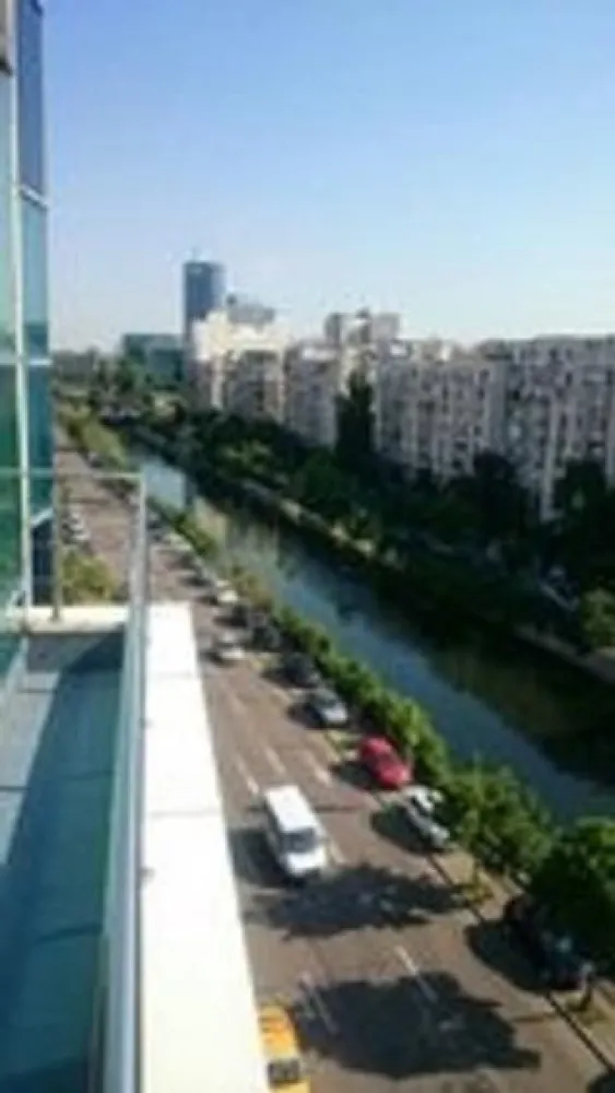 BRASADAS închiriază Sp birouri 200 mp Etaj 4 Timpuri Noi. - BRASADAS închiriază – Spațiu birouri 200 mp • Etaj 4 • Timpuri Noi

Agenția Imobiliară BRASADAS oferă spre închiriere un spațiu de 200 mp, situat la etajul 4, configurat parțial open-space, cu posibilitate de recompartimentare după nevoile chiriașului.

✔ 2 locuri de parcare incluse
✔ Locuri suplimentare disponibile gratuit sau în parcarea de lângă Metrou Timpuri Noi
✔ Acces excelent către metrou, autobuz și tramvai

Transport în apropiere:
– Metrou: Timpuri Noi (360 m), Tineretului (660 m)
– Tramvai: 360–380 m
– STB: 5 m – 520 m, multiple linii (313, 133, 323, 76, 312, 381 etc.)

Clădire:
– Construcție 2001, S+P+5E, suprafață totală 1919 mp
– Structură beton + cărămidă, compartimentări rigips
– Lift OTIS 8 persoane
– Fațadă cu panouri prefabricate, geamuri termopan aluminiu

Finisaje & dotări:
✔ Tavan casetat, parchet laminat / mochetă / gresie
✔ Grupuri sanitare moderne
✔ Sistem alarmă, CCTV, detecție incendiu + evacuare fum
✔ Aer condiționat split, încălzire/răcire 4 tevi
✔ Centrală termică proprie (subsol)
✔ Rețea internet, cablu TV, telefonie
✔ Contorizare separată pe etaj

Spațiu ideal pentru firme, centre servicii, IT, consultanță, activități corporate.

🌐 www.brasadas.com