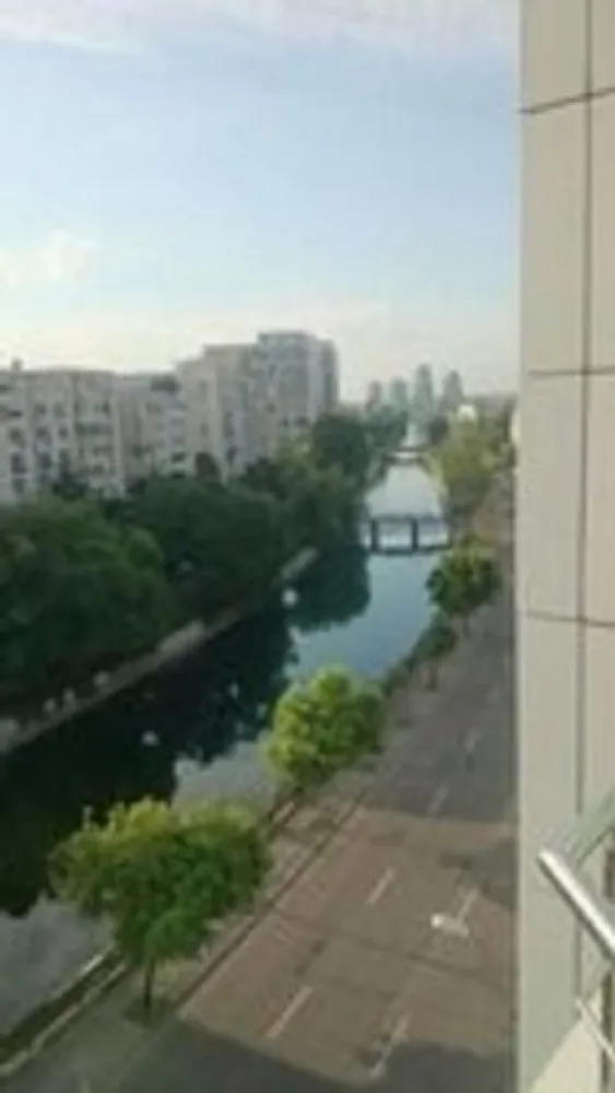 BRASADAS închiriază Sp birouri 200 mp Etaj 4 Timpuri Noi. - BRASADAS închiriază – Spațiu birouri 200 mp • Etaj 4 • Timpuri Noi

Agenția Imobiliară BRASADAS oferă spre închiriere un spațiu de 200 mp, situat la etajul 4, configurat parțial open-space, cu posibilitate de recompartimentare după nevoile chiriașului.

✔ 2 locuri de parcare incluse
✔ Locuri suplimentare disponibile gratuit sau în parcarea de lângă Metrou Timpuri Noi
✔ Acces excelent către metrou, autobuz și tramvai

Transport în apropiere:
– Metrou: Timpuri Noi (360 m), Tineretului (660 m)
– Tramvai: 360–380 m
– STB: 5 m – 520 m, multiple linii (313, 133, 323, 76, 312, 381 etc.)

Clădire:
– Construcție 2001, S+P+5E, suprafață totală 1919 mp
– Structură beton + cărămidă, compartimentări rigips
– Lift OTIS 8 persoane
– Fațadă cu panouri prefabricate, geamuri termopan aluminiu

Finisaje & dotări:
✔ Tavan casetat, parchet laminat / mochetă / gresie
✔ Grupuri sanitare moderne
✔ Sistem alarmă, CCTV, detecție incendiu + evacuare fum
✔ Aer condiționat split, încălzire/răcire 4 tevi
✔ Centrală termică proprie (subsol)
✔ Rețea internet, cablu TV, telefonie
✔ Contorizare separată pe etaj

Spațiu ideal pentru firme, centre servicii, IT, consultanță, activități corporate.

🌐 www.brasadas.com