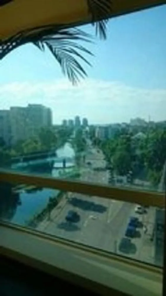BRASADAS închiriază Sp birouri 200 mp Etaj 4 Timpuri Noi. - BRASADAS închiriază – Spațiu birouri 200 mp • Etaj 4 • Timpuri Noi

Agenția Imobiliară BRASADAS oferă spre închiriere un spațiu de 200 mp, situat la etajul 4, configurat parțial open-space, cu posibilitate de recompartimentare după nevoile chiriașului.

✔ 2 locuri de parcare incluse
✔ Locuri suplimentare disponibile gratuit sau în parcarea de lângă Metrou Timpuri Noi
✔ Acces excelent către metrou, autobuz și tramvai

Transport în apropiere:
– Metrou: Timpuri Noi (360 m), Tineretului (660 m)
– Tramvai: 360–380 m
– STB: 5 m – 520 m, multiple linii (313, 133, 323, 76, 312, 381 etc.)

Clădire:
– Construcție 2001, S+P+5E, suprafață totală 1919 mp
– Structură beton + cărămidă, compartimentări rigips
– Lift OTIS 8 persoane
– Fațadă cu panouri prefabricate, geamuri termopan aluminiu

Finisaje & dotări:
✔ Tavan casetat, parchet laminat / mochetă / gresie
✔ Grupuri sanitare moderne
✔ Sistem alarmă, CCTV, detecție incendiu + evacuare fum
✔ Aer condiționat split, încălzire/răcire 4 tevi
✔ Centrală termică proprie (subsol)
✔ Rețea internet, cablu TV, telefonie
✔ Contorizare separată pe etaj

Spațiu ideal pentru firme, centre servicii, IT, consultanță, activități corporate.

🌐 www.brasadas.com