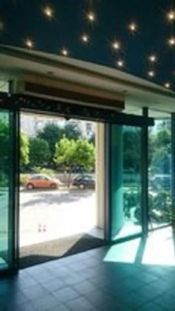 BRASADAS închiriază Sp birouri 200 mp Etaj 4 Timpuri Noi. - BRASADAS închiriază – Spațiu birouri 200 mp • Etaj 4 • Timpuri Noi

Agenția Imobiliară BRASADAS oferă spre închiriere un spațiu de 200 mp, situat la etajul 4, configurat parțial open-space, cu posibilitate de recompartimentare după nevoile chiriașului.

✔ 2 locuri de parcare incluse
✔ Locuri suplimentare disponibile gratuit sau în parcarea de lângă Metrou Timpuri Noi
✔ Acces excelent către metrou, autobuz și tramvai

Transport în apropiere:
– Metrou: Timpuri Noi (360 m), Tineretului (660 m)
– Tramvai: 360–380 m
– STB: 5 m – 520 m, multiple linii (313, 133, 323, 76, 312, 381 etc.)

Clădire:
– Construcție 2001, S+P+5E, suprafață totală 1919 mp
– Structură beton + cărămidă, compartimentări rigips
– Lift OTIS 8 persoane
– Fațadă cu panouri prefabricate, geamuri termopan aluminiu

Finisaje & dotări:
✔ Tavan casetat, parchet laminat / mochetă / gresie
✔ Grupuri sanitare moderne
✔ Sistem alarmă, CCTV, detecție incendiu + evacuare fum
✔ Aer condiționat split, încălzire/răcire 4 tevi
✔ Centrală termică proprie (subsol)
✔ Rețea internet, cablu TV, telefonie
✔ Contorizare separată pe etaj

Spațiu ideal pentru firme, centre servicii, IT, consultanță, activități corporate.

🌐 www.brasadas.com