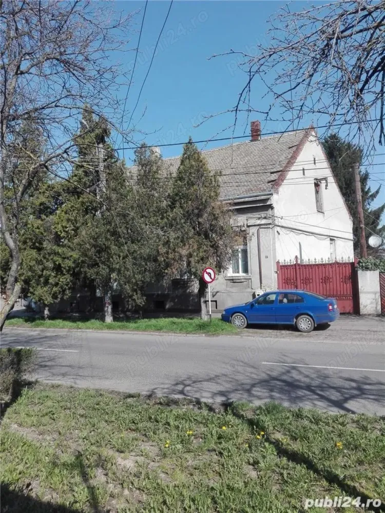 Parte de casă mare cu teren aferent 1050 mp central in Satu Mare, ideal și pentru afaceri - Vând casă mare din cărămidă cu două apartamente și curtea comună.

Clădirea este compusă din 2 apartamente:
Ap.1: 
- 2 camere, 1 bucătărie, 1 baie și 1 terasă, cu o suprafață de peste 70 mp. 
Ap. 2:
- 1 cameră, 1 bucătărie, 1 baie și 1 cameră de alimente, cu o suprafață de peste 40 mp. 

Casei aparține și un beci, situată sub casa principală, de aprox. 95 mp și format dintr-o încăpere mare + un coridor in formă de "L".
Intrarea pe pod se face separat de la terasă, podul casei principale fiind de aprox. 95 mp cu posibilitatea de a face o mansardă,
Utilitățile sunt împărțite pe 2 contoare de gaz, 2 contoare de curent electric și 1 contor de apă.

Actual terenul este impărtit în 3 zone: 2 curți și o grădină mare cu viță de vie, pomi fructiferi si grădină de zarzavaturi.