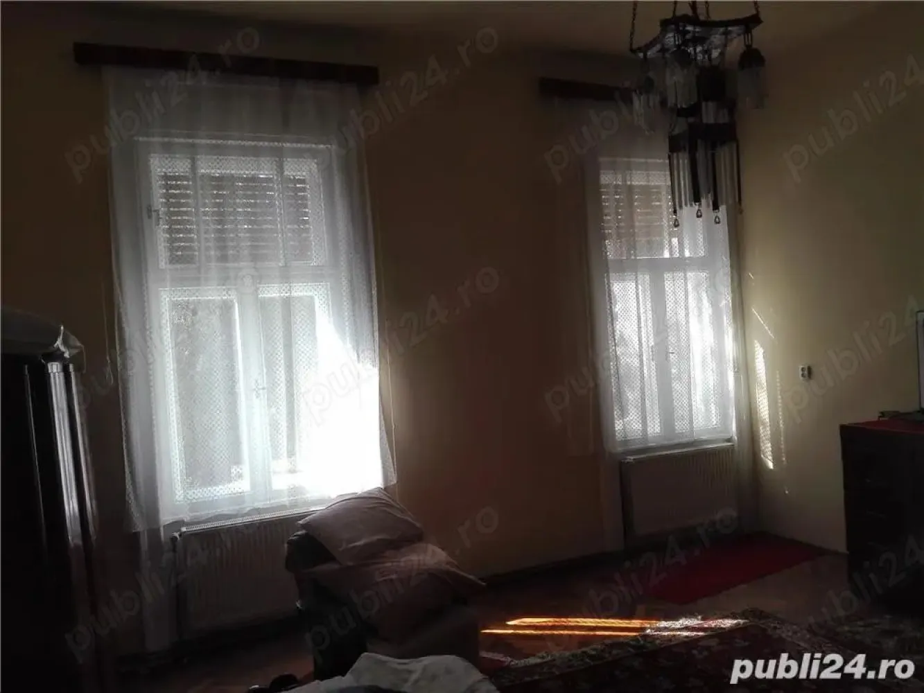 Parte de casă mare cu teren aferent 1050 mp central in Satu Mare, ideal și pentru afaceri - Vând casă mare din cărămidă cu două apartamente și curtea comună.

Clădirea este compusă din 2 apartamente:
Ap.1: 
- 2 camere, 1 bucătărie, 1 baie și 1 terasă, cu o suprafață de peste 70 mp. 
Ap. 2:
- 1 cameră, 1 bucătărie, 1 baie și 1 cameră de alimente, cu o suprafață de peste 40 mp. 

Casei aparține și un beci, situată sub casa principală, de aprox. 95 mp și format dintr-o încăpere mare + un coridor in formă de "L".
Intrarea pe pod se face separat de la terasă, podul casei principale fiind de aprox. 95 mp cu posibilitatea de a face o mansardă,
Utilitățile sunt împărțite pe 2 contoare de gaz, 2 contoare de curent electric și 1 contor de apă.

Actual terenul este impărtit în 3 zone: 2 curți și o grădină mare cu viță de vie, pomi fructiferi si grădină de zarzavaturi.