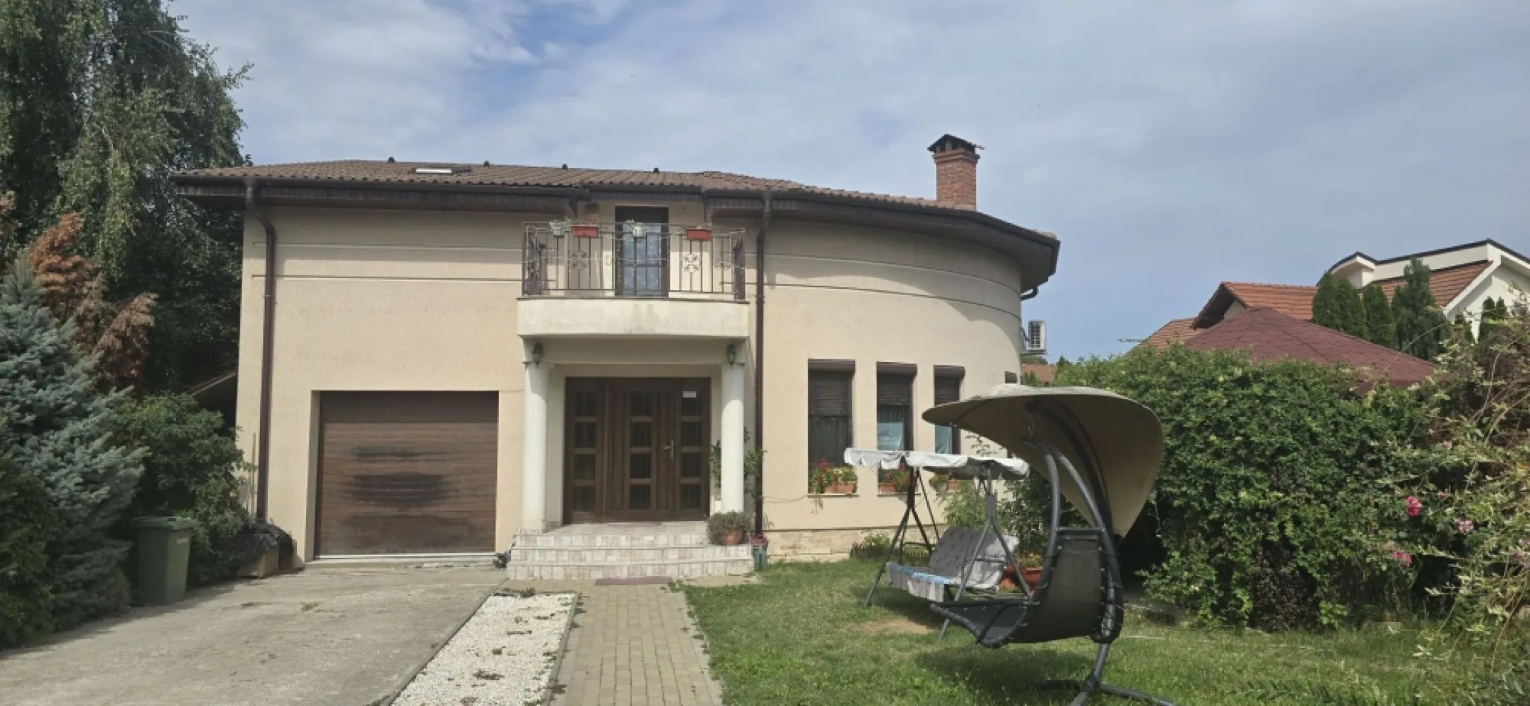 BRASADAS vinde casa tip P+M in Bercu Roșu. - Agentia imobiliara BRASADAS vinde casa individuala tip parter + masardă cu toate utilitatile.

Suprafata construita de 351mp și teren aferent de 6 ari.

Are in total 4 dormitoare si3 băi.

La PARTER sunt 2 dormitoare, living open space cu șemineu în centrul casei.

La ETAJ sunt 2 dormitoare cu bai propri.

Bucătăria este utilată, garaj, încălzire în pardosea cu centrală termică pe gaz, geamuri de termopan de lemn.

www.brasadas.com.