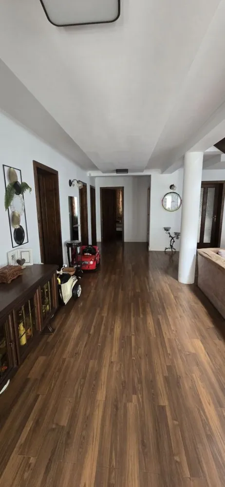 BRASADAS vinde casa tip P+M in Bercu Roșu. - Agentia imobiliara BRASADAS vinde casa individuala tip parter + masardă cu toate utilitatile.

Suprafata construita de 351mp și teren aferent de 6 ari.

Are in total 4 dormitoare si3 băi.

La PARTER sunt 2 dormitoare, living open space cu șemineu în centrul casei.

La ETAJ sunt 2 dormitoare cu bai propri.

Bucătăria este utilată, garaj, încălzire în pardosea cu centrală termică pe gaz, geamuri de termopan de lemn.

www.brasadas.com.