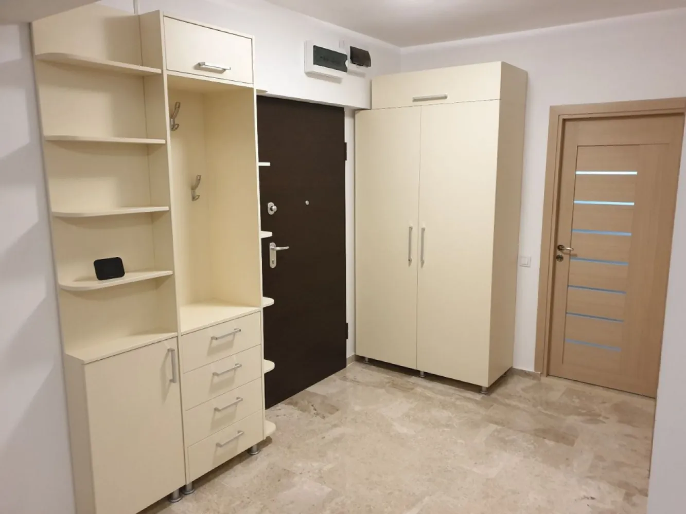 BRASADAS Inchiriaza Ap 2 camere, zona unirii - BRASADAS Inchiriaza Apartament 2 camere semidecomandat – 52 mp
Finisaje de lux – marmura + parchet triplustratificat
-centrala proprie
- 2 AC living dormitor
- complet mobilat utilat.
Loc de parcare in incinta inchisa - inclus in pretul chiriei.
DETALII:0745964492-ALEX