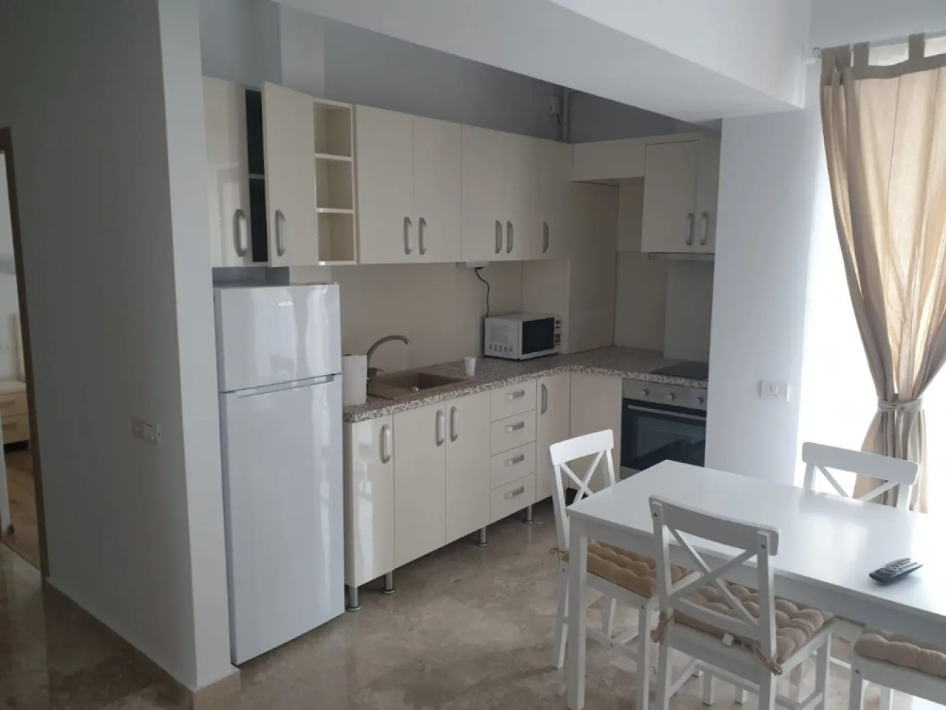 BRASADAS Inchiriaza Ap 2 camere, zona unirii - BRASADAS Inchiriaza Apartament 2 camere semidecomandat – 52 mp
Finisaje de lux – marmura + parchet triplustratificat
-centrala proprie
- 2 AC living dormitor
- complet mobilat utilat.
Loc de parcare in incinta inchisa - inclus in pretul chiriei.
DETALII:0745964492-ALEX
