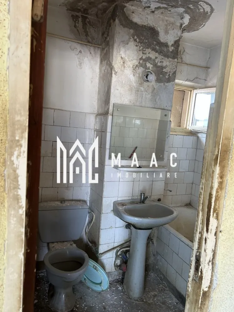 Apartament 2 camere | Ultracentral | Piata Centrala - Apartament cu 2 camere – Ultracentral, vedere panoramică

MAAC Imobiliare vă propune spre vânzare un apartament cu 2 camere, situat ultracentral, în imediata apropiere a tuturor punctelor de interes ale orașului — magazine, instituții, mijloace de transport și zone comerciale.

Suprafață: generoasă și bine compartimentată 62mp
Etaj:9/9
Vedere: panoramică spectaculoasă
Stare: necesită renovare totală

Apartamentul oferă un potențial excelent pentru amenajare după propriul gust și stil. Acoperișul este în stare foarte bună, fără probleme de hidroizolație, ceea ce reprezintă un mare avantaj pentru un apartament situat la ultimul etaj.

Avantaje:

* Locație ultracentrală
* Vedere panoramică
* Acces rapid la toate punctele de interes ale orașului
* Etaj superior, liniștit și luminos
* Ideal pentru locuință sau investiție

 Pentru mai multe informații și programarea unei vizionări, contactați MAAC Imobiliare.

id: CP2783851 - SP