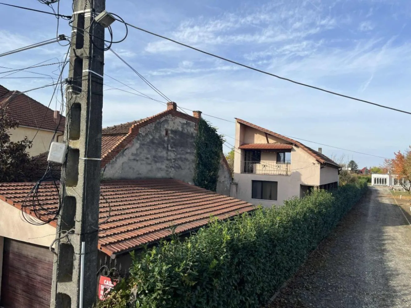 BRASADAS vinde casa tip S+P+M Titulescu 200mp teren 1600 mp. - Agentia Imobiliara BRASADAS vinde Casă tip S+P+M situata in zona TITULESCU aproape de centrul orasului.
Suprafața construită 200mp. 
Suprafață teren 1600mp. 
Casa din BCA, izolata, centrala pe lemne+gaz, gresie, parchet, geamuri și uși termopan.
La parter casa dispune de un hol generos, o baie cu cabina de dus, o bucătărie ,un dormitor/living care dispun de un dressing și o teras cu vedere spre curtea interioa perfecta pentru usca haine in orice anotimp.
Urcam la etaj si avem un hol din care se face intrarea în cele două camere și baia cu cada, la capăt de hol avem un balcon cu vedere la strada.
La subsol sunt trei încăperi ideale pentru depozitare iar în una din ele se afla centrala pe lemne .
Garaj la intrare in curte cu porta automatizata, anexe in spatele casei pentru depozitare lemne ,unelte ect .
Teren cu pomi fructiferi și vita de vie ,ideal și pentru cine iubeste gradinaritu având așa un teren generos.
www.brasadas.com.