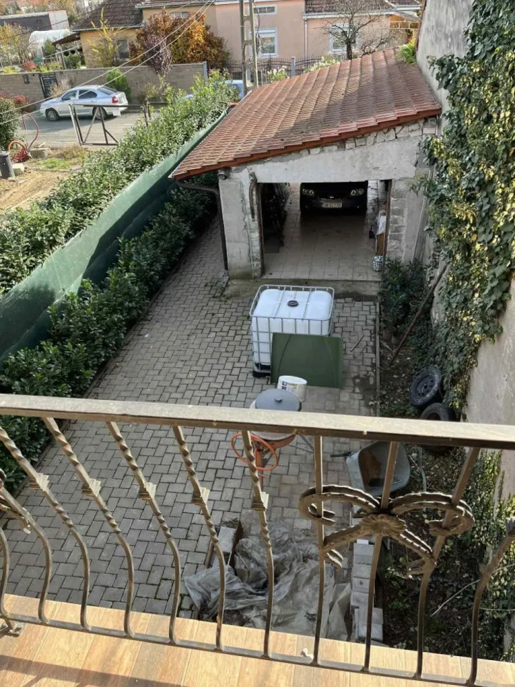 BRASADAS vinde casa tip S+P+M Titulescu 200mp teren 1600 mp. - Agentia Imobiliara BRASADAS vinde Casă tip S+P+M situata in zona TITULESCU aproape de centrul orasului.
Suprafața construită 200mp. 
Suprafață teren 1600mp. 
Casa din BCA, izolata, centrala pe lemne+gaz, gresie, parchet, geamuri și uși termopan.
La parter casa dispune de un hol generos, o baie cu cabina de dus, o bucătărie ,un dormitor/living care dispun de un dressing și o teras cu vedere spre curtea interioa perfecta pentru usca haine in orice anotimp.
Urcam la etaj si avem un hol din care se face intrarea în cele două camere și baia cu cada, la capăt de hol avem un balcon cu vedere la strada.
La subsol sunt trei încăperi ideale pentru depozitare iar în una din ele se afla centrala pe lemne .
Garaj la intrare in curte cu porta automatizata, anexe in spatele casei pentru depozitare lemne ,unelte ect .
Teren cu pomi fructiferi și vita de vie ,ideal și pentru cine iubeste gradinaritu având așa un teren generos.
www.brasadas.com.
