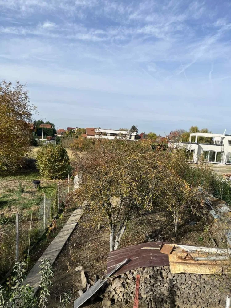 BRASADAS vinde casa tip S+P+M Titulescu 200mp teren 1600 mp. - Agentia Imobiliara BRASADAS vinde Casă tip S+P+M situata in zona TITULESCU aproape de centrul orasului.
Suprafața construită 200mp. 
Suprafață teren 1600mp. 
Casa din BCA, izolata, centrala pe lemne+gaz, gresie, parchet, geamuri și uși termopan.
La parter casa dispune de un hol generos, o baie cu cabina de dus, o bucătărie ,un dormitor/living care dispun de un dressing și o teras cu vedere spre curtea interioa perfecta pentru usca haine in orice anotimp.
Urcam la etaj si avem un hol din care se face intrarea în cele două camere și baia cu cada, la capăt de hol avem un balcon cu vedere la strada.
La subsol sunt trei încăperi ideale pentru depozitare iar în una din ele se afla centrala pe lemne .
Garaj la intrare in curte cu porta automatizata, anexe in spatele casei pentru depozitare lemne ,unelte ect .
Teren cu pomi fructiferi și vita de vie ,ideal și pentru cine iubeste gradinaritu având așa un teren generos.
www.brasadas.com.