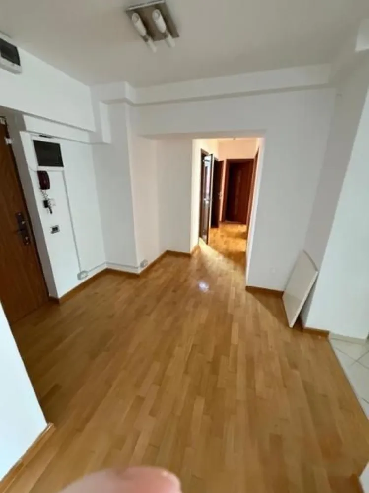 BRASADAS inchiriaza ap 3 cam birou/locuit - terasa - Unirii. - Agenția imobiliara BRASADAS inchiriaza apartament cu 3 camere – Etajul 1, Bulevardul Unirii.

Bucurați-vă de confort și liniște într-un apartament spațios, ideal atât pentru birouri cat și pentru locuit.Situat la etajul 1 al unui bloc unde casa scării este placată cu marmură, apartamentul oferă:
 • 3 camere generoase
 • 2 băi moderne
 • Suprafață totală de 84 mp
 • Terasă pentru fumători
 • Vedere liniștită către spate, fără zgomot urban
 • Aer condiționat Daikin pentru confort optim
 • Majoritatea locuințelor din bloc sunt destinate firmelor, oferind un mediu profesional și discret.
 •Bucătăria utilată 
Pentru mai multe detalii și programarea unei vizionări, nu ezitați să ne contactați!
www.brasadas.com.