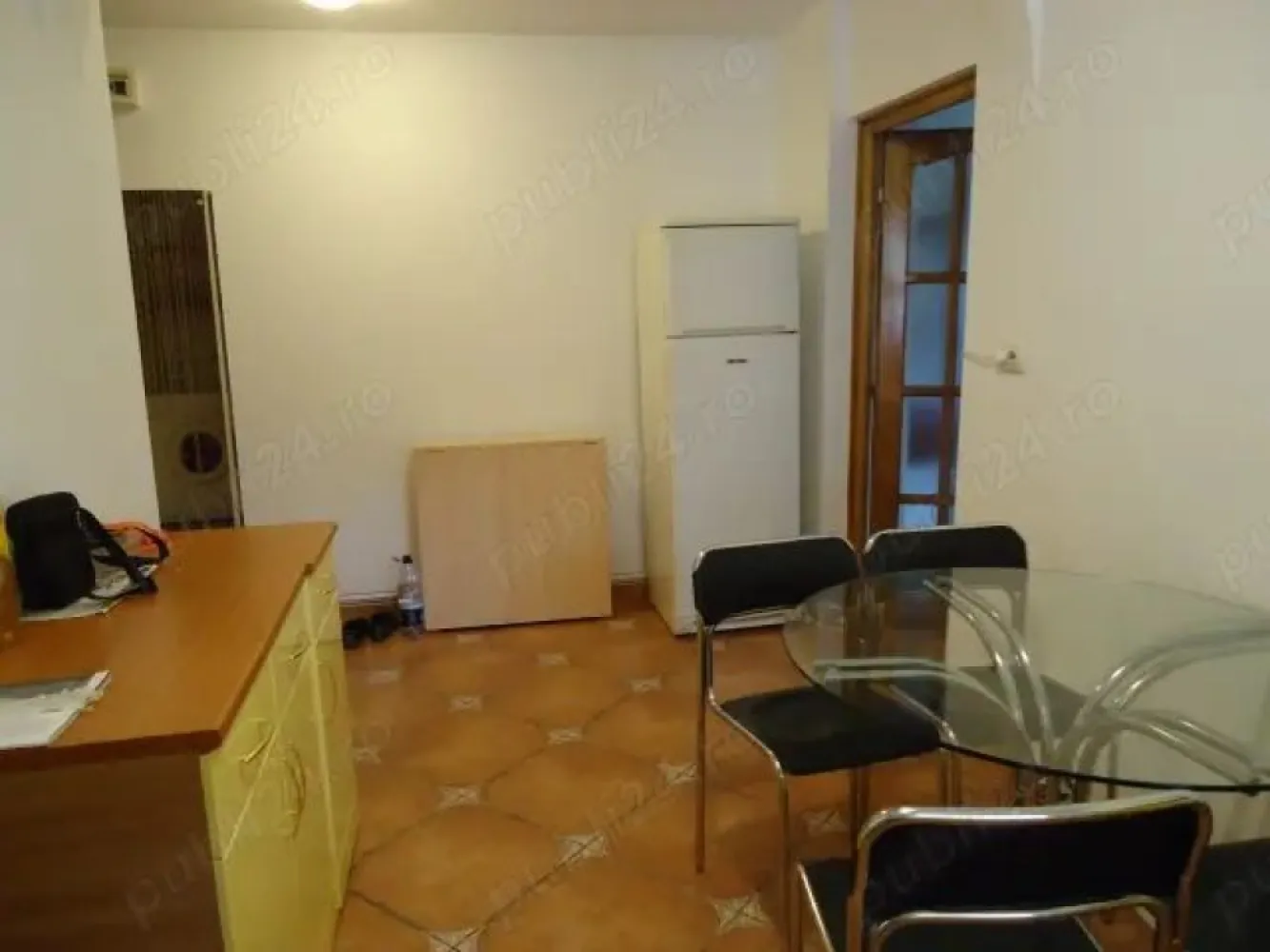 BRASADAS închiriază – Apartament 2 camere • Parcul Tineretului - BRASADAS închiriază – Apartament 2 camere • Parcul Tineretului / Delta Văcărești

Locuință situată într-o zonă liniștită, aproape de Parcul Tineretului, Delta Văcărești și Sun Plaza, cu acces rapid la Metrou Piața Sudului.
Apartamentul este amplasat la etajul 3/4, într-un imobil finalizat în 1988.

Îmbunătățiri & dotări:
✔ Geamuri termopan
✔ Gresie, faianță
✔ Parchet din lemn natural
✔ Centrală proprie
✔ Aer condiționat
✔ Balcon închis cu 2 dulapuri masive
✔ Loc de parcare rezervat

Ideal pentru rezidență, într-o zonă verde, curată și bine conectată.

📞 DETALII: 0745964492 – ALEX
🌐 www.brasadas.com