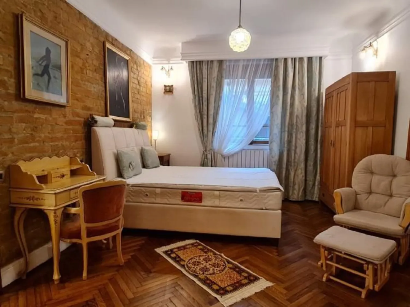 BRASADAS închiriază – Apartament istoric restaurat TINERETULUI - BRASADAS închiriază – Apartament istoric restaurat 100% • Eleganță autentică • 2025

Oferim spre închiriere un apartament cu adevărat special, dedicat unor persoane cu decență, bun-simț și respect pentru istorie și frumusețe.

Imobilul, cu o vechime de peste 100 de ani, a trecut printr-un proces amplu de consolidare și restaurare completă: parchet original, tâmplărie, feronerie, mobilier recondiționat – toate readuse la viață cu grijă și pasiune. Fiecare detaliu spune o poveste.

În același timp, apartamentul este complet adaptat anului 2025, fiind dotat cu electrocasnice noi:
✔ combină frigorifică
✔ cuptor electric & plită gaz
✔ mașină de spălat vase
✔ aer condiționat
✔ mașină de spălat rufe (în camera tehnică de la demisol)

Accesul între parter și demisol se face prin platformă liftată, iar la demisol se află și o camară spațioasă.

⚠ Animalele de companie nu pot fi acceptate, din respect pentru structura veche și materialele originale ale casei.

Comunitatea este formată din 6 locuințe, cu oameni responsabili și prietenoși. Curtea imobilului aparține proprietarilor și nu este inclusă în închiriere.

📌 Condiții:
– Contract minim 12 luni
– 2 luni garanție
– Nu colaborăm cu agenții
– Ne rezervăm dreptul de selecție a chiriașilor

Dacă acest stil de viață vi se potrivește, vă invităm să ne contactați.

📞 DETALII: 0745964492 – ALEX