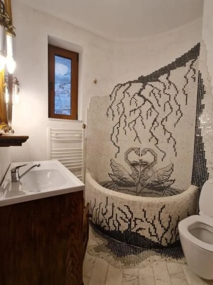 BRASADAS închiriază – Apartament istoric restaurat TINERETULUI - BRASADAS închiriază – Apartament istoric restaurat 100% • Eleganță autentică • 2025

Oferim spre închiriere un apartament cu adevărat special, dedicat unor persoane cu decență, bun-simț și respect pentru istorie și frumusețe.

Imobilul, cu o vechime de peste 100 de ani, a trecut printr-un proces amplu de consolidare și restaurare completă: parchet original, tâmplărie, feronerie, mobilier recondiționat – toate readuse la viață cu grijă și pasiune. Fiecare detaliu spune o poveste.

În același timp, apartamentul este complet adaptat anului 2025, fiind dotat cu electrocasnice noi:
✔ combină frigorifică
✔ cuptor electric & plită gaz
✔ mașină de spălat vase
✔ aer condiționat
✔ mașină de spălat rufe (în camera tehnică de la demisol)

Accesul între parter și demisol se face prin platformă liftată, iar la demisol se află și o camară spațioasă.

⚠ Animalele de companie nu pot fi acceptate, din respect pentru structura veche și materialele originale ale casei.

Comunitatea este formată din 6 locuințe, cu oameni responsabili și prietenoși. Curtea imobilului aparține proprietarilor și nu este inclusă în închiriere.

📌 Condiții:
– Contract minim 12 luni
– 2 luni garanție
– Nu colaborăm cu agenții
– Ne rezervăm dreptul de selecție a chiriașilor

Dacă acest stil de viață vi se potrivește, vă invităm să ne contactați.

📞 DETALII: 0745964492 – ALEX