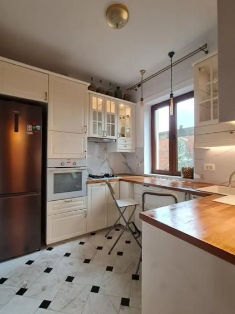 BRASADAS închiriază – Apartament istoric restaurat TINERETULUI - BRASADAS închiriază – Apartament istoric restaurat 100% • Eleganță autentică • 2025

Oferim spre închiriere un apartament cu adevărat special, dedicat unor persoane cu decență, bun-simț și respect pentru istorie și frumusețe.

Imobilul, cu o vechime de peste 100 de ani, a trecut printr-un proces amplu de consolidare și restaurare completă: parchet original, tâmplărie, feronerie, mobilier recondiționat – toate readuse la viață cu grijă și pasiune. Fiecare detaliu spune o poveste.

În același timp, apartamentul este complet adaptat anului 2025, fiind dotat cu electrocasnice noi:
✔ combină frigorifică
✔ cuptor electric & plită gaz
✔ mașină de spălat vase
✔ aer condiționat
✔ mașină de spălat rufe (în camera tehnică de la demisol)

Accesul între parter și demisol se face prin platformă liftată, iar la demisol se află și o camară spațioasă.

⚠ Animalele de companie nu pot fi acceptate, din respect pentru structura veche și materialele originale ale casei.

Comunitatea este formată din 6 locuințe, cu oameni responsabili și prietenoși. Curtea imobilului aparține proprietarilor și nu este inclusă în închiriere.

📌 Condiții:
– Contract minim 12 luni
– 2 luni garanție
– Nu colaborăm cu agenții
– Ne rezervăm dreptul de selecție a chiriașilor

Dacă acest stil de viață vi se potrivește, vă invităm să ne contactați.

📞 DETALII: 0745964492 – ALEX