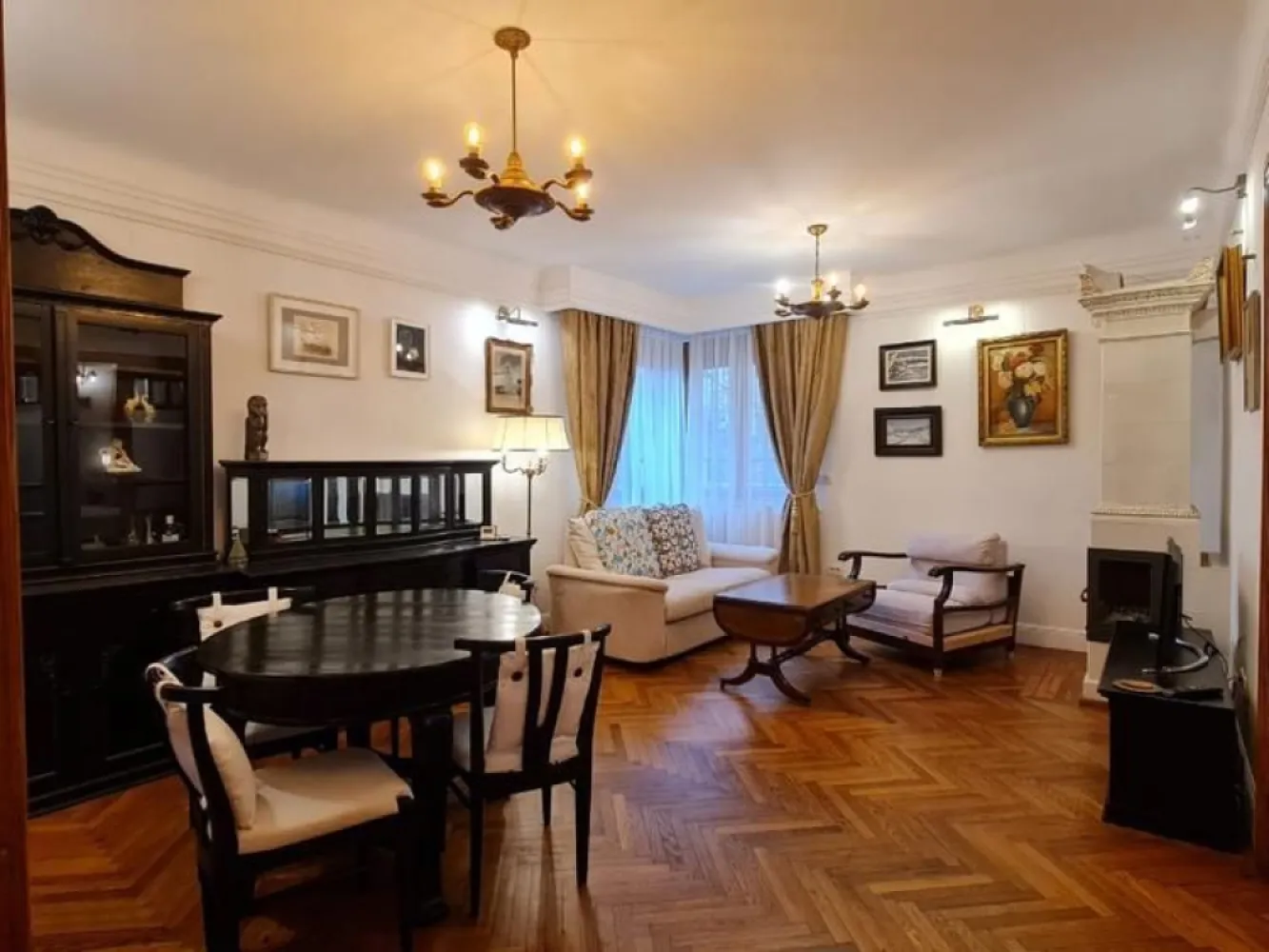 BRASADAS închiriază – Apartament istoric restaurat TINERETULUI - BRASADAS închiriază – Apartament istoric restaurat 100% • Eleganță autentică • 2025

Oferim spre închiriere un apartament cu adevărat special, dedicat unor persoane cu decență, bun-simț și respect pentru istorie și frumusețe.

Imobilul, cu o vechime de peste 100 de ani, a trecut printr-un proces amplu de consolidare și restaurare completă: parchet original, tâmplărie, feronerie, mobilier recondiționat – toate readuse la viață cu grijă și pasiune. Fiecare detaliu spune o poveste.

În același timp, apartamentul este complet adaptat anului 2025, fiind dotat cu electrocasnice noi:
✔ combină frigorifică
✔ cuptor electric & plită gaz
✔ mașină de spălat vase
✔ aer condiționat
✔ mașină de spălat rufe (în camera tehnică de la demisol)

Accesul între parter și demisol se face prin platformă liftată, iar la demisol se află și o camară spațioasă.

⚠ Animalele de companie nu pot fi acceptate, din respect pentru structura veche și materialele originale ale casei.

Comunitatea este formată din 6 locuințe, cu oameni responsabili și prietenoși. Curtea imobilului aparține proprietarilor și nu este inclusă în închiriere.

📌 Condiții:
– Contract minim 12 luni
– 2 luni garanție
– Nu colaborăm cu agenții
– Ne rezervăm dreptul de selecție a chiriașilor

Dacă acest stil de viață vi se potrivește, vă invităm să ne contactați.

📞 DETALII: 0745964492 – ALEX