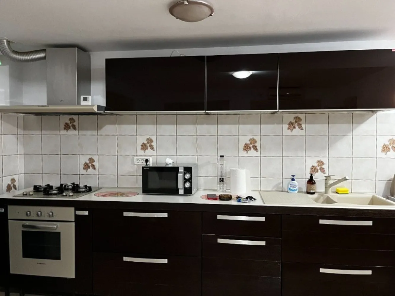 BRASADAS inchiriaza APARTAMENT cu 3 camere zona Mihai Bravu - BRASADAS închiriază – Apartament 3 camere, 150 mp + terasă 40 mp, Str. Brândușelor

Familie serioasă oferă spre închiriere un apartament excepțional, complet mobilat, situat într-o zonă foarte liniștită, într-un bloc P+4 construit în 2007. Proprietatea are 150 mp utili și o terasă superbă de 40 mp, amenajată cu verdeață, mobilier de exterior și grătar „American barbeque”. Sub terasă se află garajul inclus în preț.

Interiorul este renovat și igienizat recent, cu centrală termică nouă și mobilier de calitate:
 • Living modern cu bucătărie open-space Franke, canapea și fotolii din piele Rovere, TV LED
 • Dormitor matrimonial cu pat Mobexpert 180x200, saltea nouă Domus Flex, dressing
 • Dormitor secundar cu dressing Casa Roma și canapea extensibilă
 • 2 băi: jacuzzi + cabină de duș

Oază de liniște, intimitate și confort, la doar 5 min de Metrou Mihai Bravu și aproape de magazine (Lidl, Mega, Profi, piață).

💶 Chirie: 800 EUR/lună
📍 Str. Brândușelor
📞 Detalii: 0745964492 – ALEX