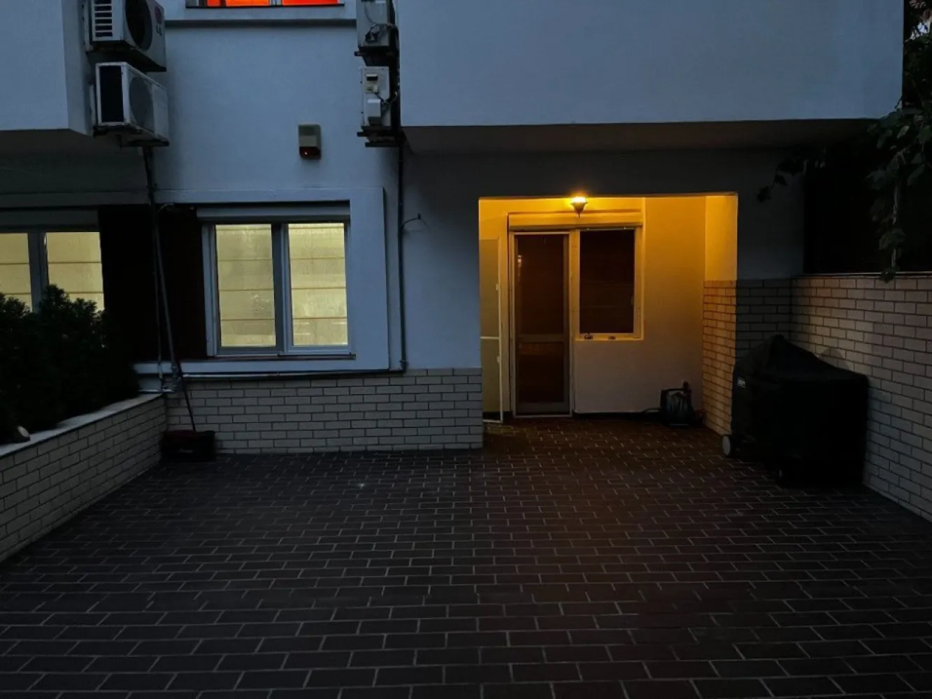 BRASADAS inchiriaza APARTAMENT cu 3 camere zona Mihai Bravu - BRASADAS închiriază – Apartament 3 camere, 150 mp + terasă 40 mp, Str. Brândușelor

Familie serioasă oferă spre închiriere un apartament excepțional, complet mobilat, situat într-o zonă foarte liniștită, într-un bloc P+4 construit în 2007. Proprietatea are 150 mp utili și o terasă superbă de 40 mp, amenajată cu verdeață, mobilier de exterior și grătar „American barbeque”. Sub terasă se află garajul inclus în preț.

Interiorul este renovat și igienizat recent, cu centrală termică nouă și mobilier de calitate:
 • Living modern cu bucătărie open-space Franke, canapea și fotolii din piele Rovere, TV LED
 • Dormitor matrimonial cu pat Mobexpert 180x200, saltea nouă Domus Flex, dressing
 • Dormitor secundar cu dressing Casa Roma și canapea extensibilă
 • 2 băi: jacuzzi + cabină de duș

Oază de liniște, intimitate și confort, la doar 5 min de Metrou Mihai Bravu și aproape de magazine (Lidl, Mega, Profi, piață).

💶 Chirie: 800 EUR/lună
📍 Str. Brândușelor
📞 Detalii: 0745964492 – ALEX