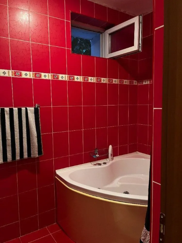 BRASADAS inchiriaza APARTAMENT cu 3 camere zona Mihai Bravu - BRASADAS închiriază – Apartament 3 camere, 150 mp + terasă 40 mp, Str. Brândușelor

Familie serioasă oferă spre închiriere un apartament excepțional, complet mobilat, situat într-o zonă foarte liniștită, într-un bloc P+4 construit în 2007. Proprietatea are 150 mp utili și o terasă superbă de 40 mp, amenajată cu verdeață, mobilier de exterior și grătar „American barbeque”. Sub terasă se află garajul inclus în preț.

Interiorul este renovat și igienizat recent, cu centrală termică nouă și mobilier de calitate:
 • Living modern cu bucătărie open-space Franke, canapea și fotolii din piele Rovere, TV LED
 • Dormitor matrimonial cu pat Mobexpert 180x200, saltea nouă Domus Flex, dressing
 • Dormitor secundar cu dressing Casa Roma și canapea extensibilă
 • 2 băi: jacuzzi + cabină de duș

Oază de liniște, intimitate și confort, la doar 5 min de Metrou Mihai Bravu și aproape de magazine (Lidl, Mega, Profi, piață).

💶 Chirie: 800 EUR/lună
📍 Str. Brândușelor
📞 Detalii: 0745964492 – ALEX