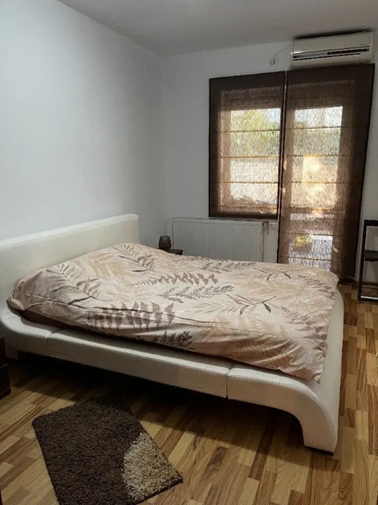 BRASADAS inchiriaza APARTAMENT cu 3 camere zona Mihai Bravu - BRASADAS închiriază – Apartament 3 camere, 150 mp + terasă 40 mp, Str. Brândușelor

Familie serioasă oferă spre închiriere un apartament excepțional, complet mobilat, situat într-o zonă foarte liniștită, într-un bloc P+4 construit în 2007. Proprietatea are 150 mp utili și o terasă superbă de 40 mp, amenajată cu verdeață, mobilier de exterior și grătar „American barbeque”. Sub terasă se află garajul inclus în preț.

Interiorul este renovat și igienizat recent, cu centrală termică nouă și mobilier de calitate:
 • Living modern cu bucătărie open-space Franke, canapea și fotolii din piele Rovere, TV LED
 • Dormitor matrimonial cu pat Mobexpert 180x200, saltea nouă Domus Flex, dressing
 • Dormitor secundar cu dressing Casa Roma și canapea extensibilă
 • 2 băi: jacuzzi + cabină de duș

Oază de liniște, intimitate și confort, la doar 5 min de Metrou Mihai Bravu și aproape de magazine (Lidl, Mega, Profi, piață).

💶 Chirie: 800 EUR/lună
📍 Str. Brândușelor
📞 Detalii: 0745964492 – ALEX