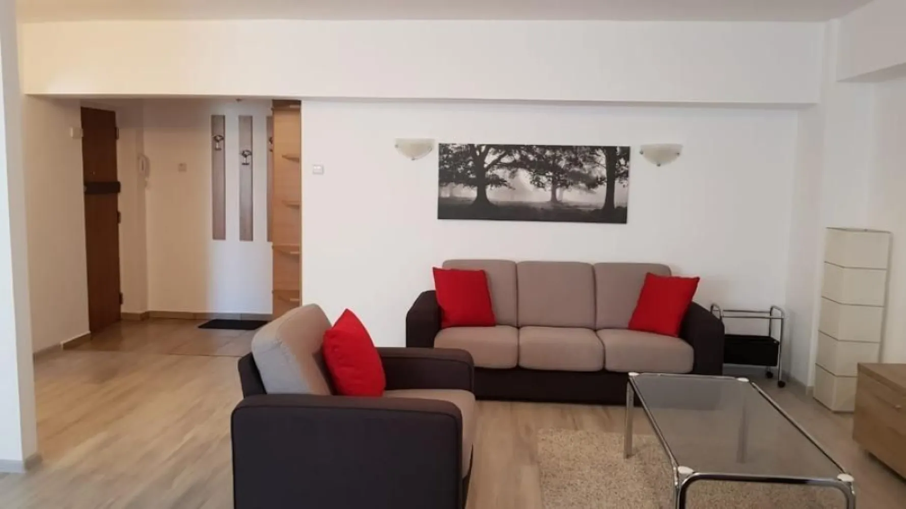 Ocazie Rara! Proprietar, vand apt 2 camere Calea Dorobanti, bloc BRD! - Oportunitate Excelenta! Proprietar, vand apartament 2 camere pe Calea Dorobanti in Bucuresti, bloc BRD, intrare prin strada Washington.

Apartamentul genereaza venit pasiv din prima zi, fiind deja închiriat unui chirias stabil, cu contract pe termen lung, ce doreste sa ramana in apartament daca este posibil!

Aparamentul se vinde complet utilat si mobilat, exact ca in imagini: bucatarie completa, 2 x AC, frigider, masina spalat rufe, mobila sufragerie, mobila dormitor, boiler apa calda, geamuri termopan.

Localizare: Calea Dorobanți 135-145, bloc 10, etaj 7 din 10, vedere spre bulevard. Apt este semidecomandat si are o suprafata de 58 mp utili (63 mp cu balcon). Caldura si apa calda prin Radet. An constructie bloc 1977. Blocul este anvelopat si are 1 lift. Nu am loc de parcare, dar se pot folosi locurile cu plata de pe Calea Dorobanti.

Acces facil la mijloace de transport, centre comerciale, scoli si servicii, ideal pentru mentinerea unei cereri ridicate de inchiriere.

Pret: 160,000 EUR, usor negociabil pentru achiziție imediata cu plata cash.

Colaborez si cu agentii, ofer comision 2% cu TVA inclus.