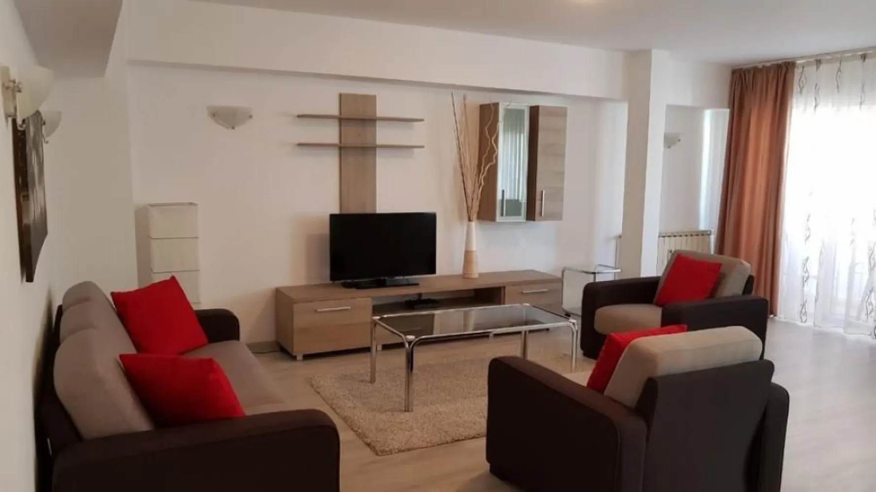Ocazie Rara! Proprietar, vand apt 2 camere Calea Dorobanti, bloc BRD! - Oportunitate Excelenta! Proprietar, vand apartament 2 camere pe Calea Dorobanti in Bucuresti, bloc BRD, intrare prin strada Washington.

Apartamentul genereaza venit pasiv din prima zi, fiind deja închiriat unui chirias stabil, cu contract pe termen lung, ce doreste sa ramana in apartament daca este posibil!

Aparamentul se vinde complet utilat si mobilat, exact ca in imagini: bucatarie completa, 2 x AC, frigider, masina spalat rufe, mobila sufragerie, mobila dormitor, boiler apa calda, geamuri termopan.

Localizare: Calea Dorobanți 135-145, bloc 10, etaj 7 din 10, vedere spre bulevard. Apt este semidecomandat si are o suprafata de 58 mp utili (63 mp cu balcon). Caldura si apa calda prin Radet. An constructie bloc 1977. Blocul este anvelopat si are 1 lift. Nu am loc de parcare, dar se pot folosi locurile cu plata de pe Calea Dorobanti.

Acces facil la mijloace de transport, centre comerciale, scoli si servicii, ideal pentru mentinerea unei cereri ridicate de inchiriere.

Pret: 160,000 EUR, usor negociabil pentru achiziție imediata cu plata cash.

Colaborez si cu agentii, ofer comision 2% cu TVA inclus.