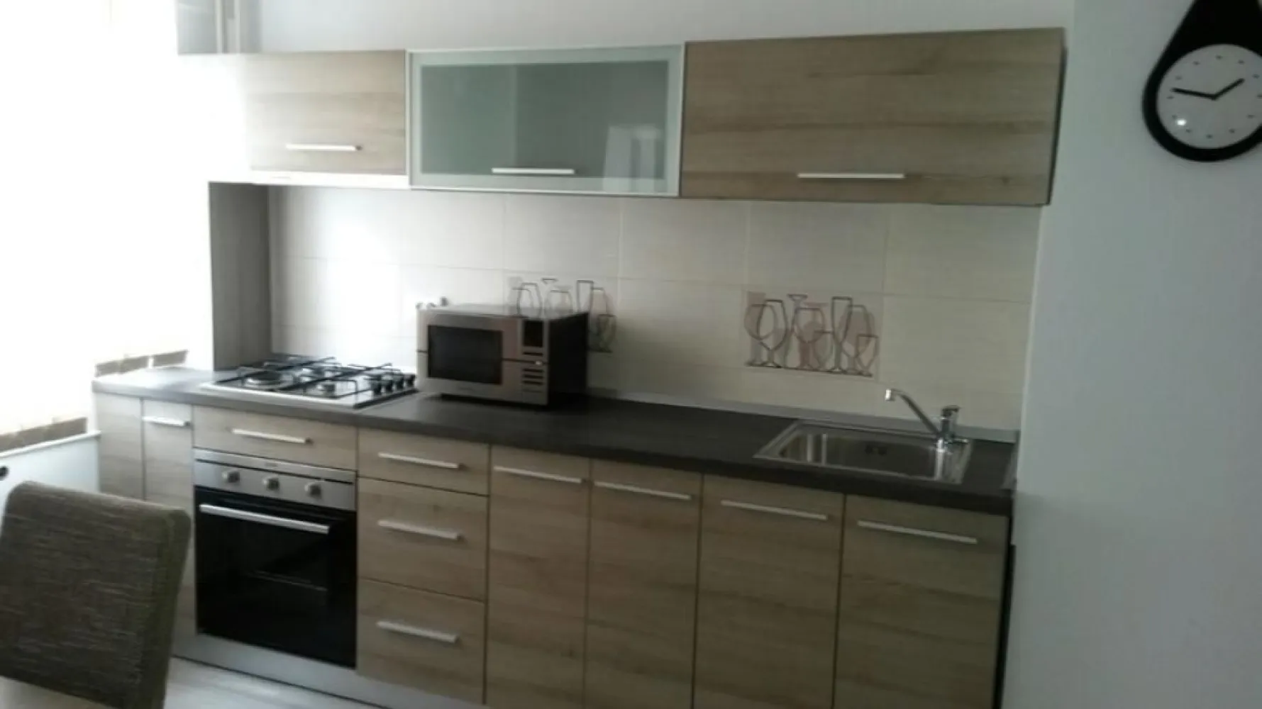 Ocazie Rara! Proprietar, vand apt 2 camere Calea Dorobanti, bloc BRD! - Oportunitate Excelenta! Proprietar, vand apartament 2 camere pe Calea Dorobanti in Bucuresti, bloc BRD, intrare prin strada Washington.

Apartamentul genereaza venit pasiv din prima zi, fiind deja închiriat unui chirias stabil, cu contract pe termen lung, ce doreste sa ramana in apartament daca este posibil!

Aparamentul se vinde complet utilat si mobilat, exact ca in imagini: bucatarie completa, 2 x AC, frigider, masina spalat rufe, mobila sufragerie, mobila dormitor, boiler apa calda, geamuri termopan.

Localizare: Calea Dorobanți 135-145, bloc 10, etaj 7 din 10, vedere spre bulevard. Apt este semidecomandat si are o suprafata de 58 mp utili (63 mp cu balcon). Caldura si apa calda prin Radet. An constructie bloc 1977. Blocul este anvelopat si are 1 lift. Nu am loc de parcare, dar se pot folosi locurile cu plata de pe Calea Dorobanti.

Acces facil la mijloace de transport, centre comerciale, scoli si servicii, ideal pentru mentinerea unei cereri ridicate de inchiriere.

Pret: 160,000 EUR, usor negociabil pentru achiziție imediata cu plata cash.

Colaborez si cu agentii, ofer comision 2% cu TVA inclus.