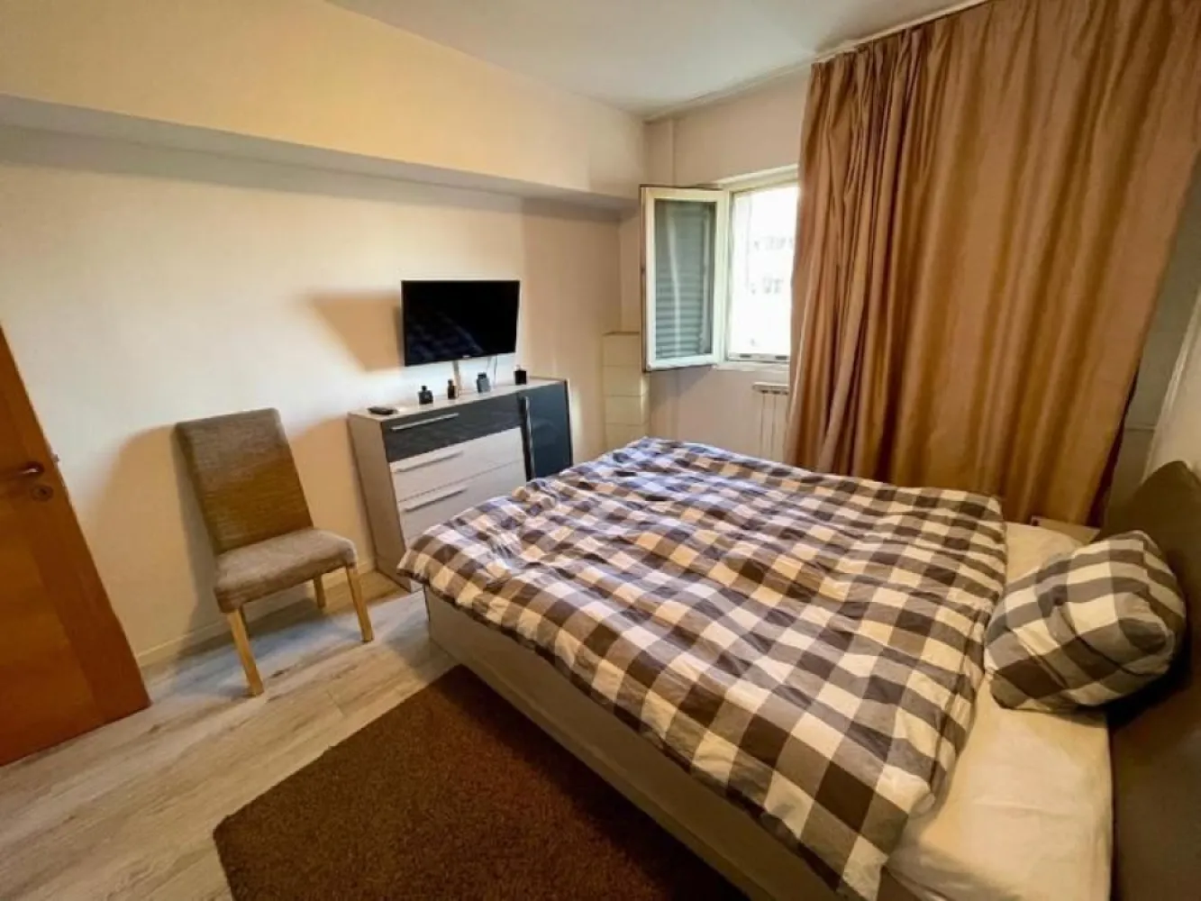 Ocazie Rara! Proprietar, vand apt 2 camere Calea Dorobanti, bloc BRD! - Oportunitate Excelenta! Proprietar, vand apartament 2 camere pe Calea Dorobanti in Bucuresti, bloc BRD, intrare prin strada Washington.

Apartamentul genereaza venit pasiv din prima zi, fiind deja închiriat unui chirias stabil, cu contract pe termen lung, ce doreste sa ramana in apartament daca este posibil!

Aparamentul se vinde complet utilat si mobilat, exact ca in imagini: bucatarie completa, 2 x AC, frigider, masina spalat rufe, mobila sufragerie, mobila dormitor, boiler apa calda, geamuri termopan.

Localizare: Calea Dorobanți 135-145, bloc 10, etaj 7 din 10, vedere spre bulevard. Apt este semidecomandat si are o suprafata de 58 mp utili (63 mp cu balcon). Caldura si apa calda prin Radet. An constructie bloc 1977. Blocul este anvelopat si are 1 lift. Nu am loc de parcare, dar se pot folosi locurile cu plata de pe Calea Dorobanti.

Acces facil la mijloace de transport, centre comerciale, scoli si servicii, ideal pentru mentinerea unei cereri ridicate de inchiriere.

Pret: 160,000 EUR, usor negociabil pentru achiziție imediata cu plata cash.

Colaborez si cu agentii, ofer comision 2% cu TVA inclus.