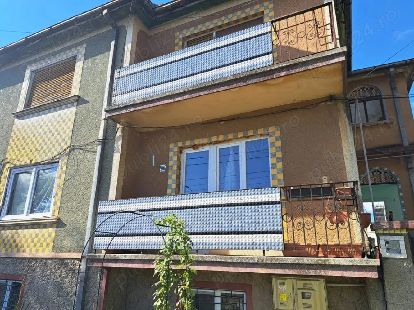 Casă cu etaj Botizului - Casă de vânzare pe strada Botizului. 
Casa este compartimentată în: demisol, parter și etaj. Fiecare din cele trei nivele dispune de două camere, bucătărie, baie și cămară. 
Terenul are o suprafață de 4 ari, pe el fiind construite mai multe anexe și amenajată o grădină. 
Casa este parțial renovată ceea ce poate oferi oportunitatea de amenajare după bunul plac viitorilor proprietari.
Se poate viziona de luni până vineri după ora 16.
Www.brasadas.com.