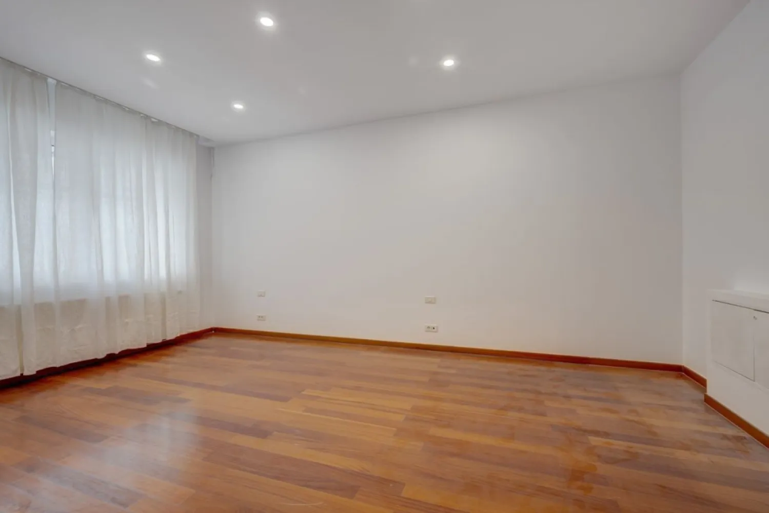 BRASADAS vinde ap 5 cam 2/5 2005 Primaverii. - Agentia Imobiliara BRASADAS vinde apartament cu 4 camere pe malul lacului Bordei cu suprafata totala utila 188 mp, etaj 2/5, 3 bai, an constructie 2005, centrala proprie, 1 loc garaj subteran, Cartier Primaverii, Sector 1, pret 1.750.000 euro + tva.
Zona super-premium, super-securizata,
Vecini Resedinta Ambasadorului SUA, Resedinta Presedintelui Romaniei.
Proprietar: Societate Comerciala.
www.brasadas.com.